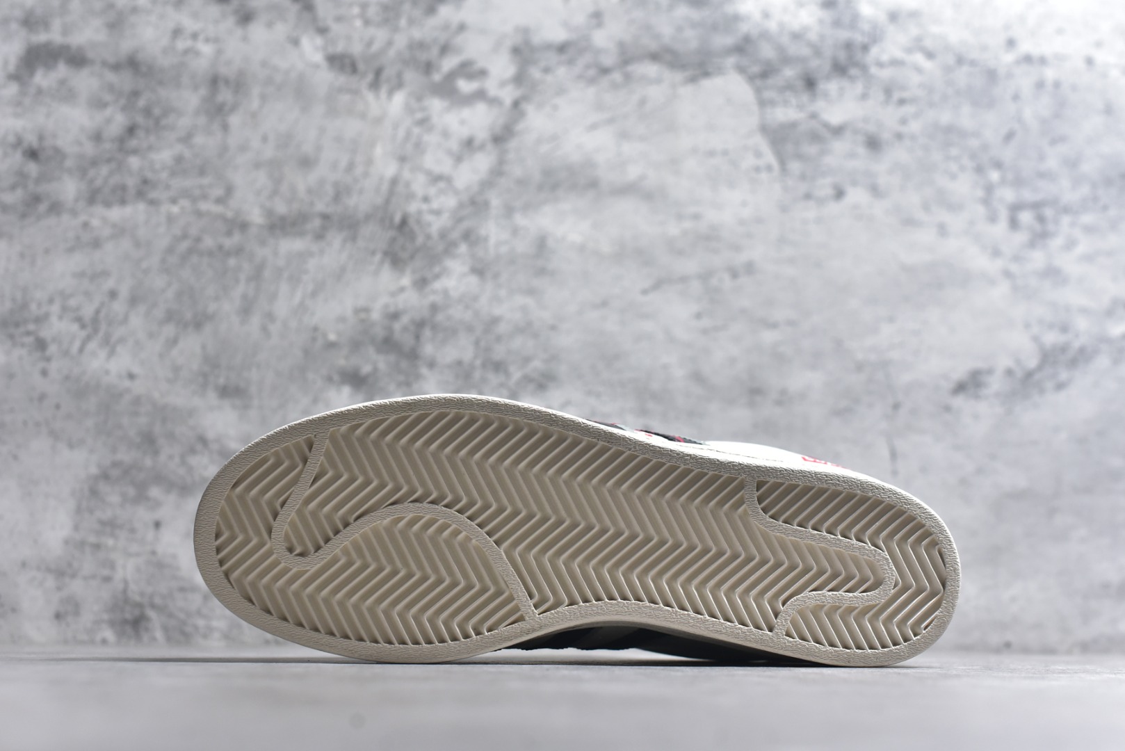 图片[6]-#2026年新款限量发售✨Ad Superstar 定制配色 三叶草低帮休闲百搭贝壳头板鞋 “Supreme联名-马年限定” 公司级版本 大厂流水作业生产 超高清洁度 皮料切割干净无任何毛边 细节完美 货号：JX8905 尺码：36 36.5 37 38 38.5 39 40 40.5 41 42 42.5 43 44 44.5 45-选品中心