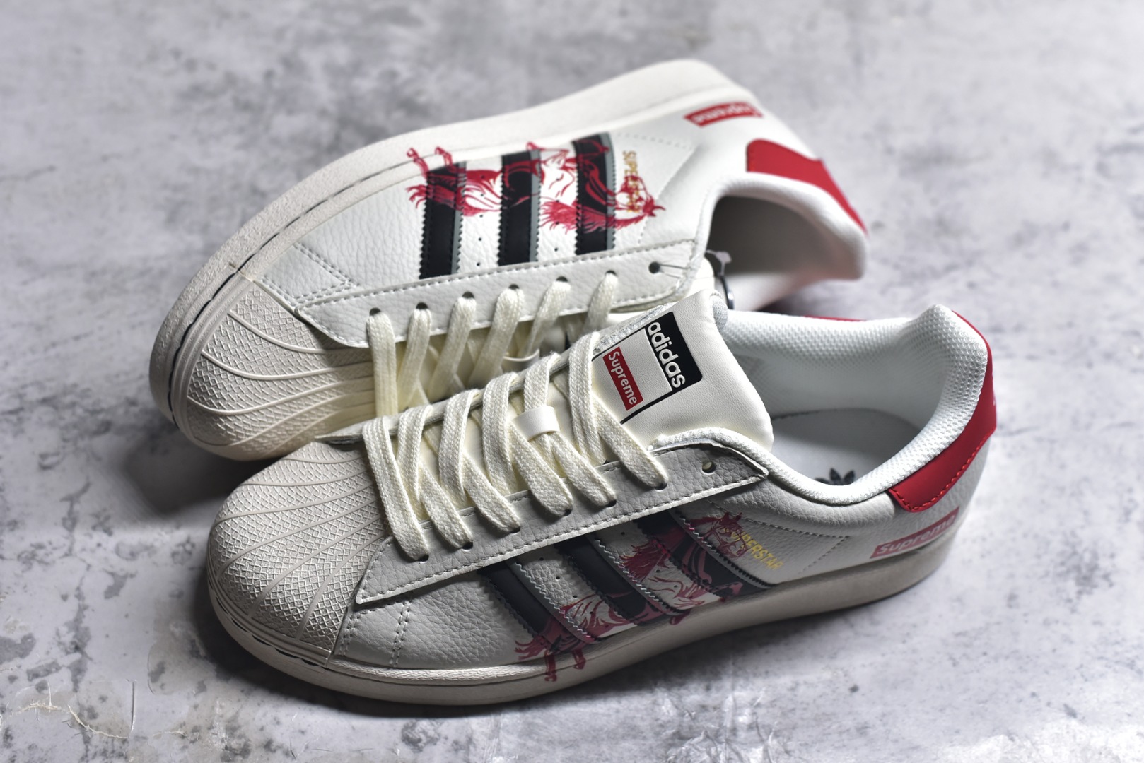 图片[7]-#2026年新款限量发售✨Ad Superstar 定制配色 三叶草低帮休闲百搭贝壳头板鞋 “Supreme联名-马年限定” 公司级版本 大厂流水作业生产 超高清洁度 皮料切割干净无任何毛边 细节完美 货号：JX8905 尺码：36 36.5 37 38 38.5 39 40 40.5 41 42 42.5 43 44 44.5 45-选品中心