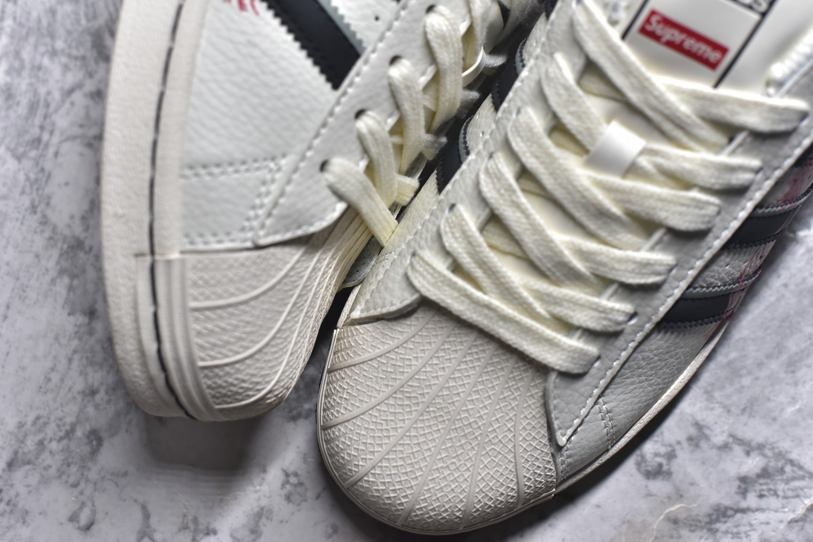 图片[8]-#2026年新款限量发售✨Ad Superstar 定制配色 三叶草低帮休闲百搭贝壳头板鞋 “Supreme联名-马年限定” 公司级版本 大厂流水作业生产 超高清洁度 皮料切割干净无任何毛边 细节完美 货号：JX8905 尺码：36 36.5 37 38 38.5 39 40 40.5 41 42 42.5 43 44 44.5 45-选品中心