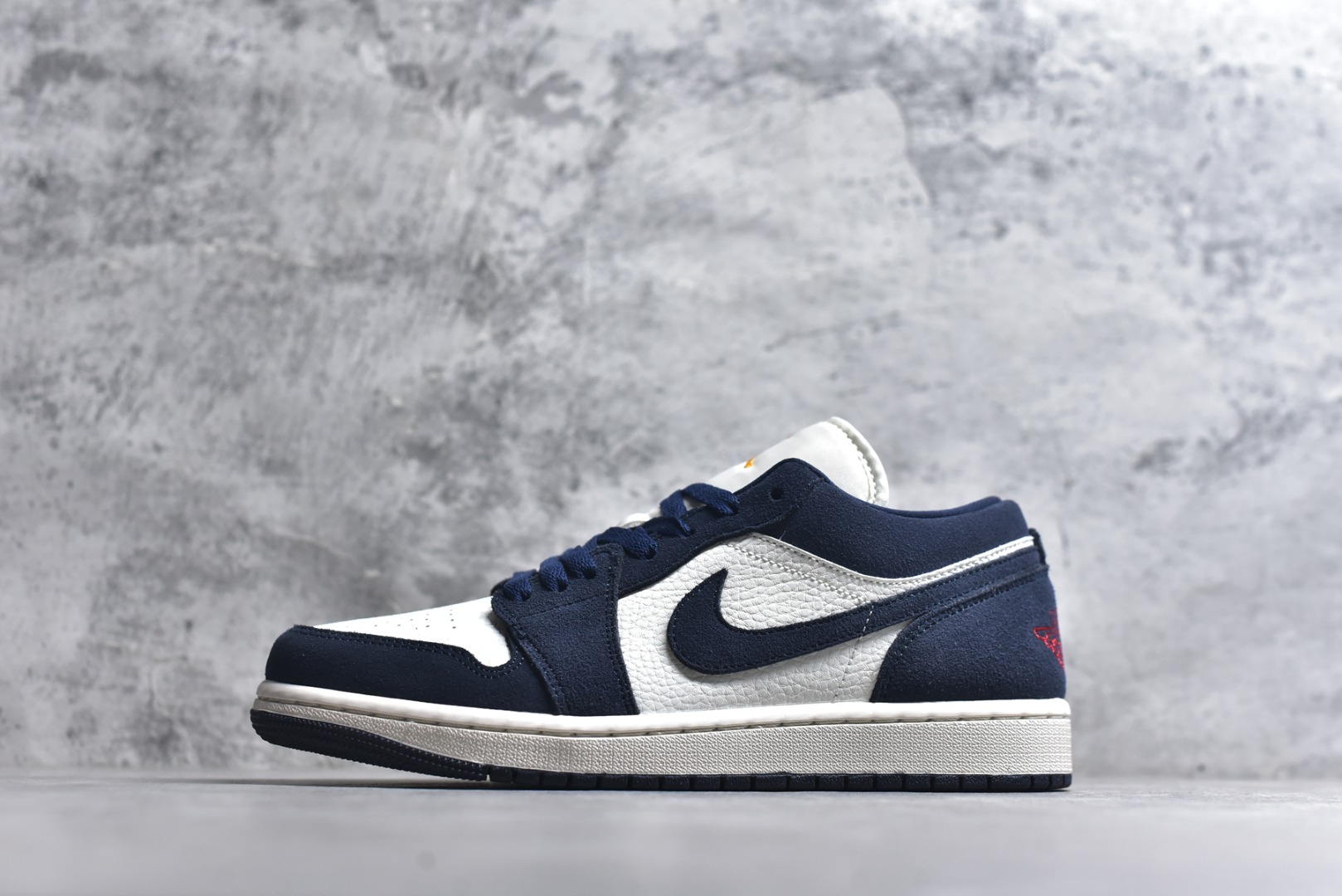 #Nike Air Jordan 1 LowDD11 全新配色 AJ1乔1低帮休闲板鞋 同步官方配色 市场唯一独家头层皮打造 原鞋原档案开发 原厂皮料 原档冲孔鞋头 正确满胶鞋垫 四线拉帮 原厂织唛标 鞋舌高弹海绵填充 货号：IO7448 400 尺码：36 36.5 37.5 38 38.5 39 40 40.5 41 42 42.5 43 44 45 46-选品中心