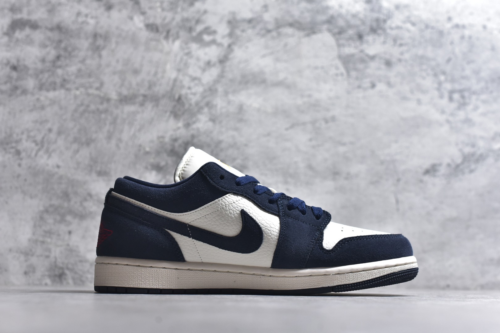 图片[3]-#Nike Air Jordan 1 LowDD11 全新配色 AJ1乔1低帮休闲板鞋 同步官方配色 市场唯一独家头层皮打造 原鞋原档案开发 原厂皮料 原档冲孔鞋头 正确满胶鞋垫 四线拉帮 原厂织唛标 鞋舌高弹海绵填充 货号：IO7448 400 尺码：36 36.5 37.5 38 38.5 39 40 40.5 41 42 42.5 43 44 45 46-选品中心