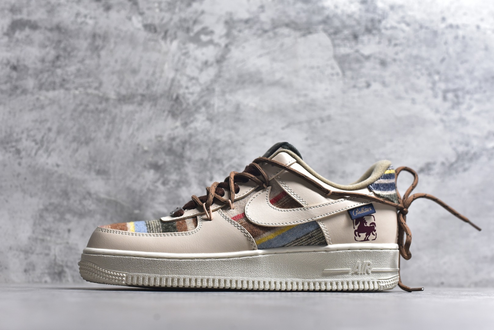#“焦糖小马”✨订制空军一号板鞋 该定制版球鞋选用原鞋款为Nike Air Force 1\'07空军一号，主体采用米杏色，搭配格纹布料拼接，鞋侧Swoosh也融入了格纹与纯色皮革的组合，营造出复古的美拉德色系风格。鞋带为棕色粗绳设计，配有卡通挂饰；鞋后跟处有马术风格的图案刺绣，增添了个性化元素。 货号：CW1186-230 尺码： 39 40 40.5 41 42 42.5 43 44 44.5 45-选品中心