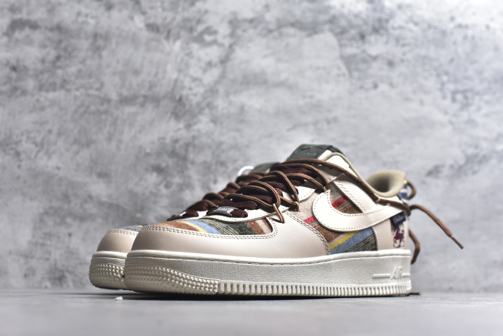 图片[2]-#“焦糖小马”✨订制空军一号板鞋 该定制版球鞋选用原鞋款为Nike Air Force 1\’07空军一号，主体采用米杏色，搭配格纹布料拼接，鞋侧Swoosh也融入了格纹与纯色皮革的组合，营造出复古的美拉德色系风格。鞋带为棕色粗绳设计，配有卡通挂饰；鞋后跟处有马术风格的图案刺绣，增添了个性化元素。 货号：CW1186-230 尺码： 39 40 40.5 41 42 42.5 43 44 44.5 45-选品中心