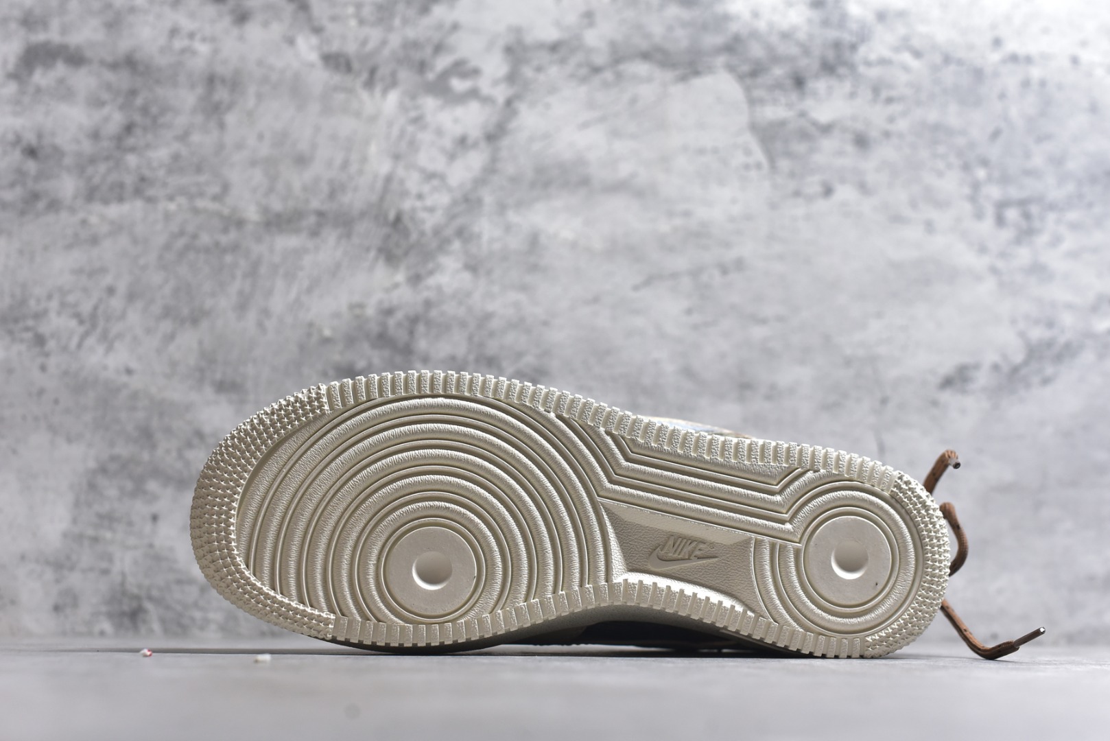 图片[6]-#“焦糖小马”✨订制空军一号板鞋 该定制版球鞋选用原鞋款为Nike Air Force 1\’07空军一号，主体采用米杏色，搭配格纹布料拼接，鞋侧Swoosh也融入了格纹与纯色皮革的组合，营造出复古的美拉德色系风格。鞋带为棕色粗绳设计，配有卡通挂饰；鞋后跟处有马术风格的图案刺绣，增添了个性化元素。 货号：CW1186-230 尺码： 39 40 40.5 41 42 42.5 43 44 44.5 45-选品中心