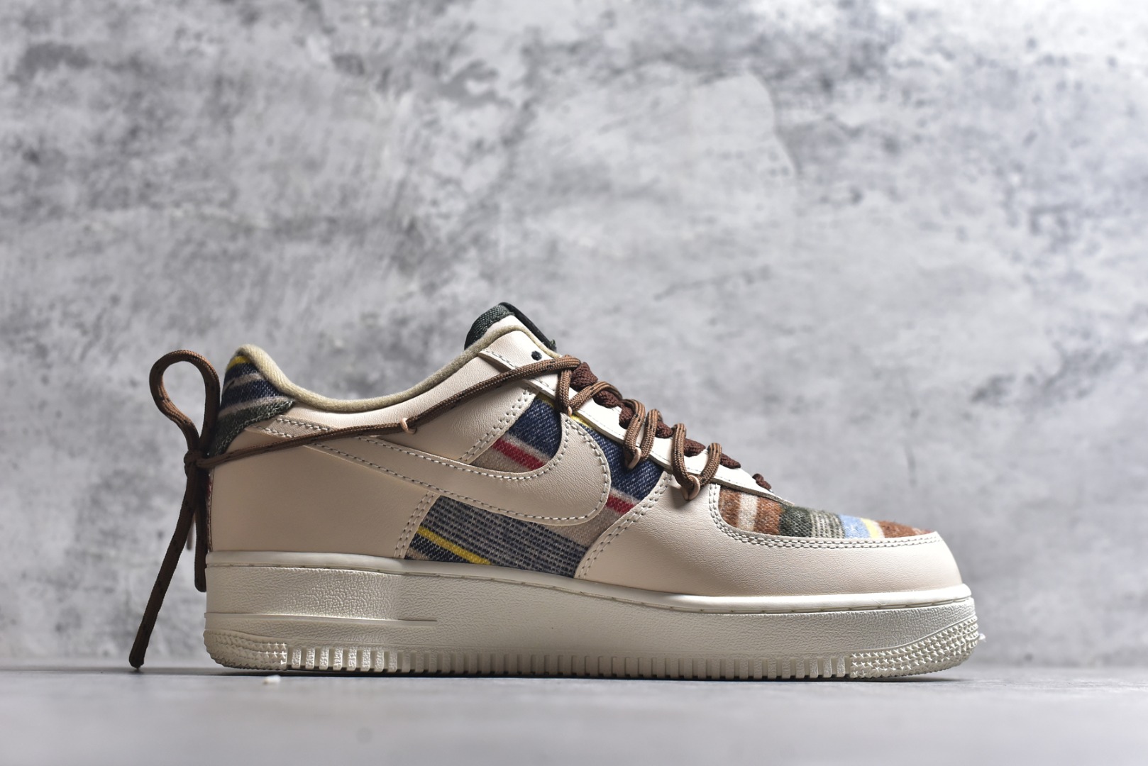 图片[3]-#“焦糖小马”✨订制空军一号板鞋 该定制版球鞋选用原鞋款为Nike Air Force 1\’07空军一号，主体采用米杏色，搭配格纹布料拼接，鞋侧Swoosh也融入了格纹与纯色皮革的组合，营造出复古的美拉德色系风格。鞋带为棕色粗绳设计，配有卡通挂饰；鞋后跟处有马术风格的图案刺绣，增添了个性化元素。 货号：CW1186-230 尺码： 39 40 40.5 41 42 42.5 43 44 44.5 45-选品中心