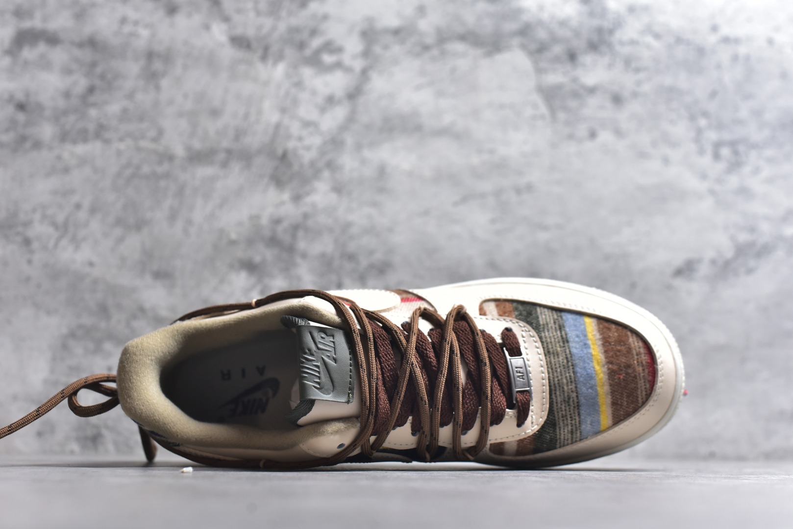 图片[4]-#“焦糖小马”✨订制空军一号板鞋 该定制版球鞋选用原鞋款为Nike Air Force 1\’07空军一号，主体采用米杏色，搭配格纹布料拼接，鞋侧Swoosh也融入了格纹与纯色皮革的组合，营造出复古的美拉德色系风格。鞋带为棕色粗绳设计，配有卡通挂饰；鞋后跟处有马术风格的图案刺绣，增添了个性化元素。 货号：CW1186-230 尺码： 39 40 40.5 41 42 42.5 43 44 44.5 45-选品中心