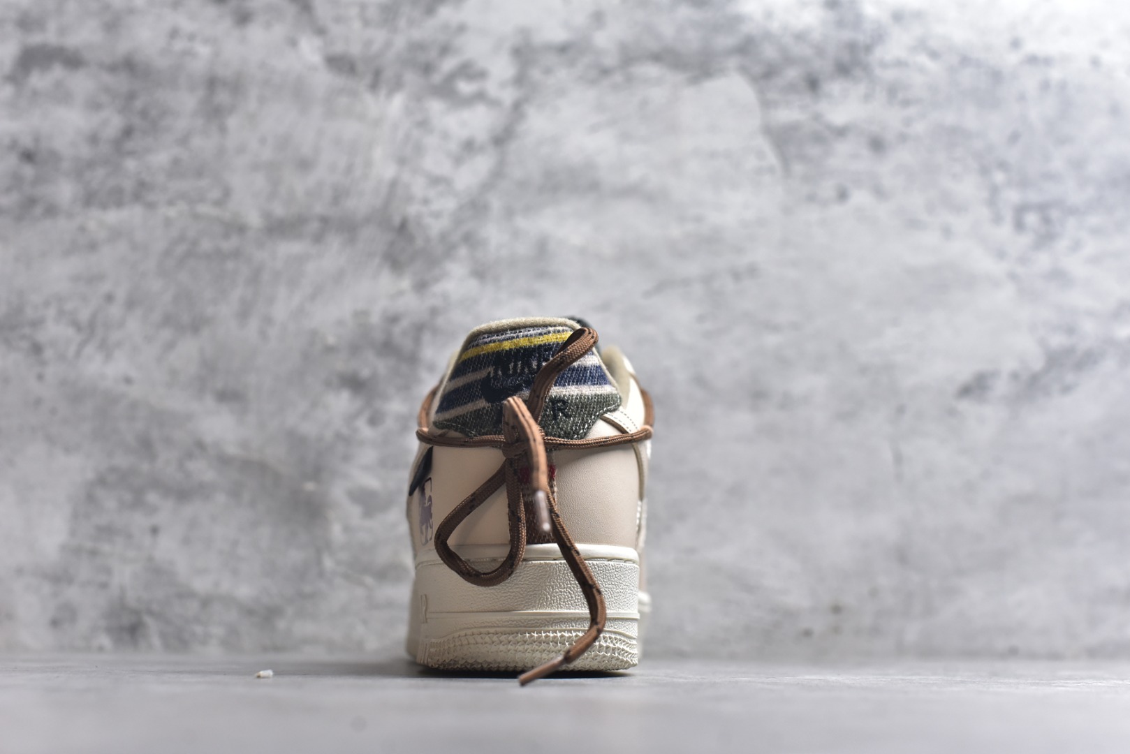 图片[5]-#“焦糖小马”✨订制空军一号板鞋 该定制版球鞋选用原鞋款为Nike Air Force 1\’07空军一号，主体采用米杏色，搭配格纹布料拼接，鞋侧Swoosh也融入了格纹与纯色皮革的组合，营造出复古的美拉德色系风格。鞋带为棕色粗绳设计，配有卡通挂饰；鞋后跟处有马术风格的图案刺绣，增添了个性化元素。 货号：CW1186-230 尺码： 39 40 40.5 41 42 42.5 43 44 44.5 45-选品中心