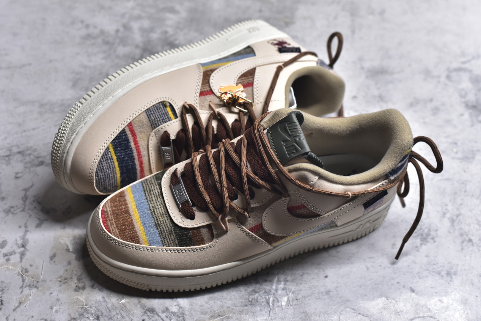 图片[7]-#“焦糖小马”✨订制空军一号板鞋 该定制版球鞋选用原鞋款为Nike Air Force 1\’07空军一号，主体采用米杏色，搭配格纹布料拼接，鞋侧Swoosh也融入了格纹与纯色皮革的组合，营造出复古的美拉德色系风格。鞋带为棕色粗绳设计，配有卡通挂饰；鞋后跟处有马术风格的图案刺绣，增添了个性化元素。 货号：CW1186-230 尺码： 39 40 40.5 41 42 42.5 43 44 44.5 45-选品中心