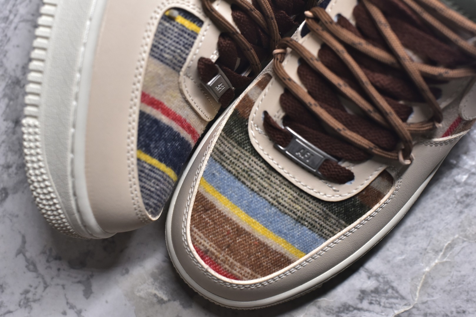 图片[8]-#“焦糖小马”✨订制空军一号板鞋 该定制版球鞋选用原鞋款为Nike Air Force 1\’07空军一号，主体采用米杏色，搭配格纹布料拼接，鞋侧Swoosh也融入了格纹与纯色皮革的组合，营造出复古的美拉德色系风格。鞋带为棕色粗绳设计，配有卡通挂饰；鞋后跟处有马术风格的图案刺绣，增添了个性化元素。 货号：CW1186-230 尺码： 39 40 40.5 41 42 42.5 43 44 44.5 45-选品中心