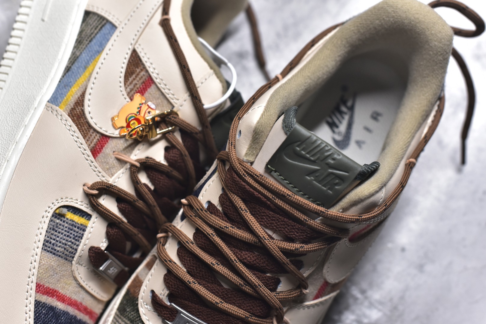 图片[9]-#“焦糖小马”✨订制空军一号板鞋 该定制版球鞋选用原鞋款为Nike Air Force 1\’07空军一号，主体采用米杏色，搭配格纹布料拼接，鞋侧Swoosh也融入了格纹与纯色皮革的组合，营造出复古的美拉德色系风格。鞋带为棕色粗绳设计，配有卡通挂饰；鞋后跟处有马术风格的图案刺绣，增添了个性化元素。 货号：CW1186-230 尺码： 39 40 40.5 41 42 42.5 43 44 44.5 45-选品中心