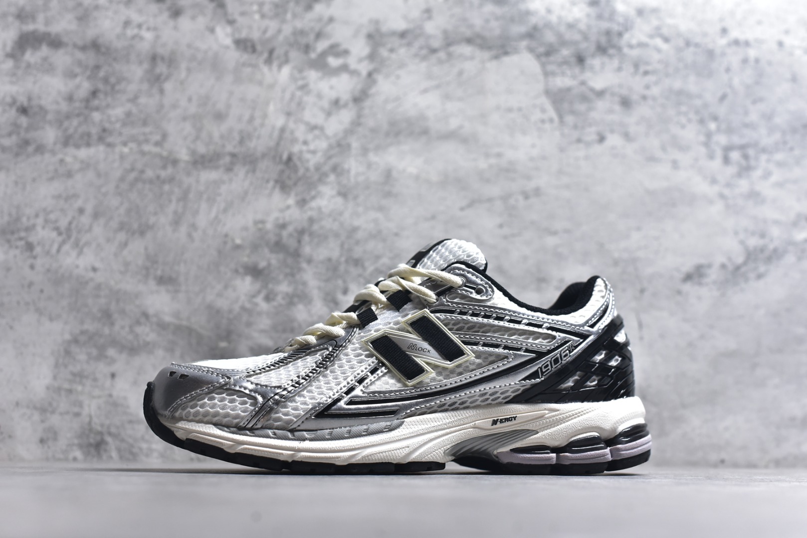 #New Balance M1906系列复古单品宝藏老爹鞋 复古元素叠加 质感超级棒 楦版型材料细节做工精细 作为NB最经典的档案鞋型之一 与2002一样，1906有着NB最成熟的技术加持和复古款式，而本次推出的版本参照2002r的定位，相信会在性价两端做出权衡。单从造型上来看，依旧是vibe风格，味道很正，细节也很酷，这双1906r无疑必能打入复古跑鞋爱好者的年度鞋款名录 货号：M1906RER 尺码： 36 37 37.5 38 38.5 39.5 40 40.5 41.5 42 42.5 43 44 45-选品中心