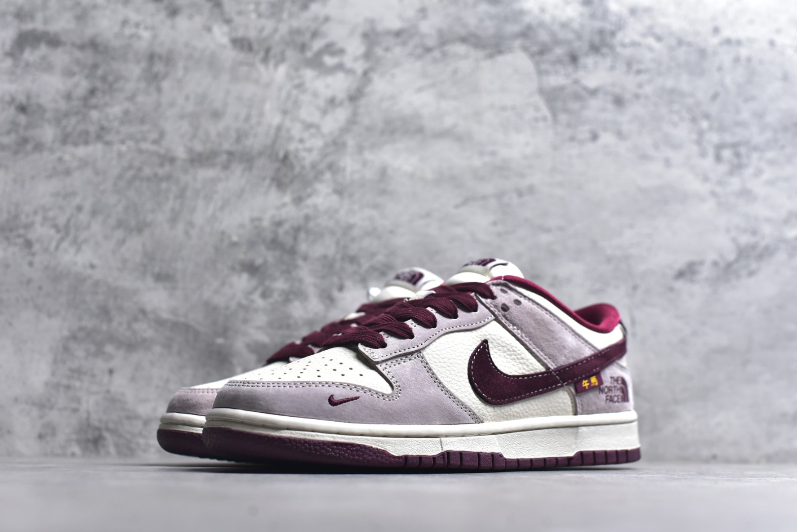 图片[2]-#海外爆款限量发售！Nike SB Dunk Low“ 马年限定—猪八红北面” 周年高端定制 低帮休闲板鞋 定制鞋盒 大厂纯原品质出货 超高清洁度 皮料切割干净无任何毛边 细节完美 货号：DN3168-016 尺码：36 36.5 37.5 38 38.5 39 40 40.5 41 42 42.5 43 44 44.5 45-选品中心