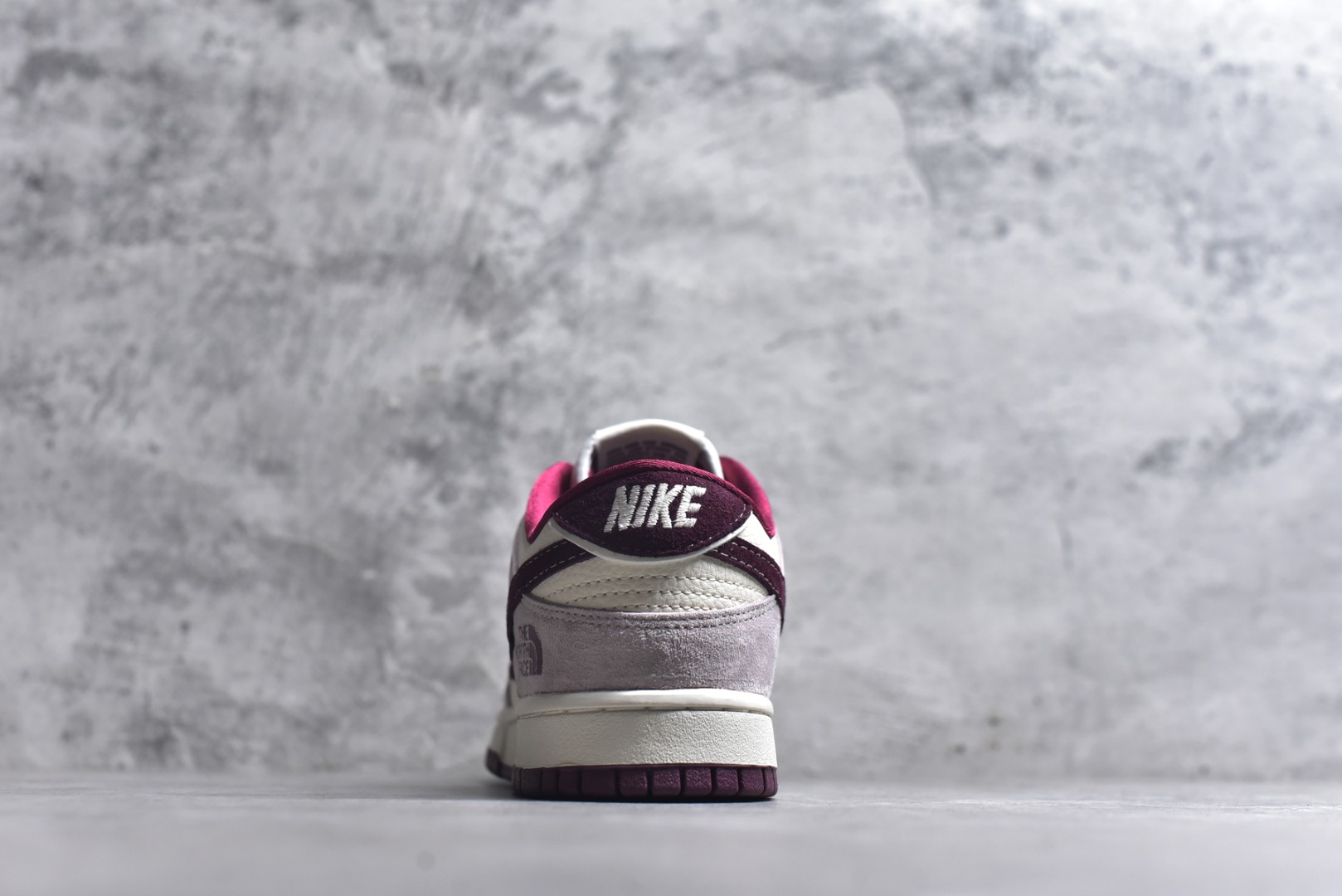 图片[5]-#海外爆款限量发售！Nike SB Dunk Low“ 马年限定—猪八红北面” 周年高端定制 低帮休闲板鞋 定制鞋盒 大厂纯原品质出货 超高清洁度 皮料切割干净无任何毛边 细节完美 货号：DN3168-016 尺码：36 36.5 37.5 38 38.5 39 40 40.5 41 42 42.5 43 44 44.5 45-选品中心