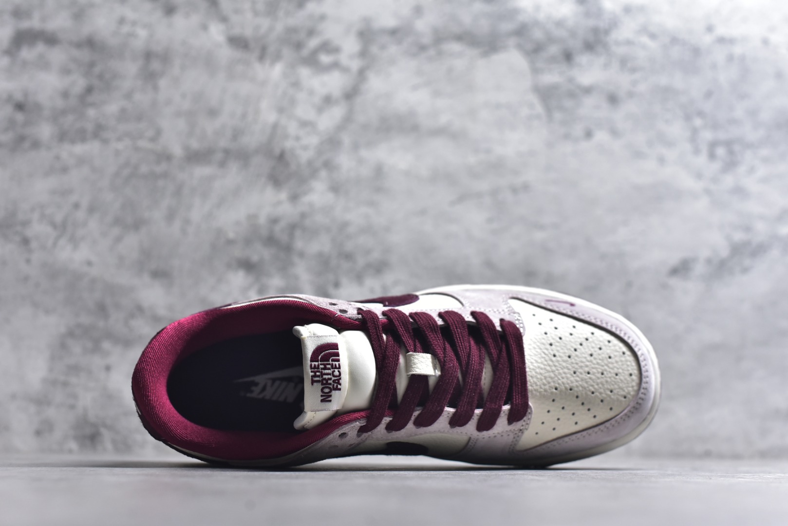 图片[4]-#海外爆款限量发售！Nike SB Dunk Low“ 马年限定—猪八红北面” 周年高端定制 低帮休闲板鞋 定制鞋盒 大厂纯原品质出货 超高清洁度 皮料切割干净无任何毛边 细节完美 货号：DN3168-016 尺码：36 36.5 37.5 38 38.5 39 40 40.5 41 42 42.5 43 44 44.5 45-选品中心