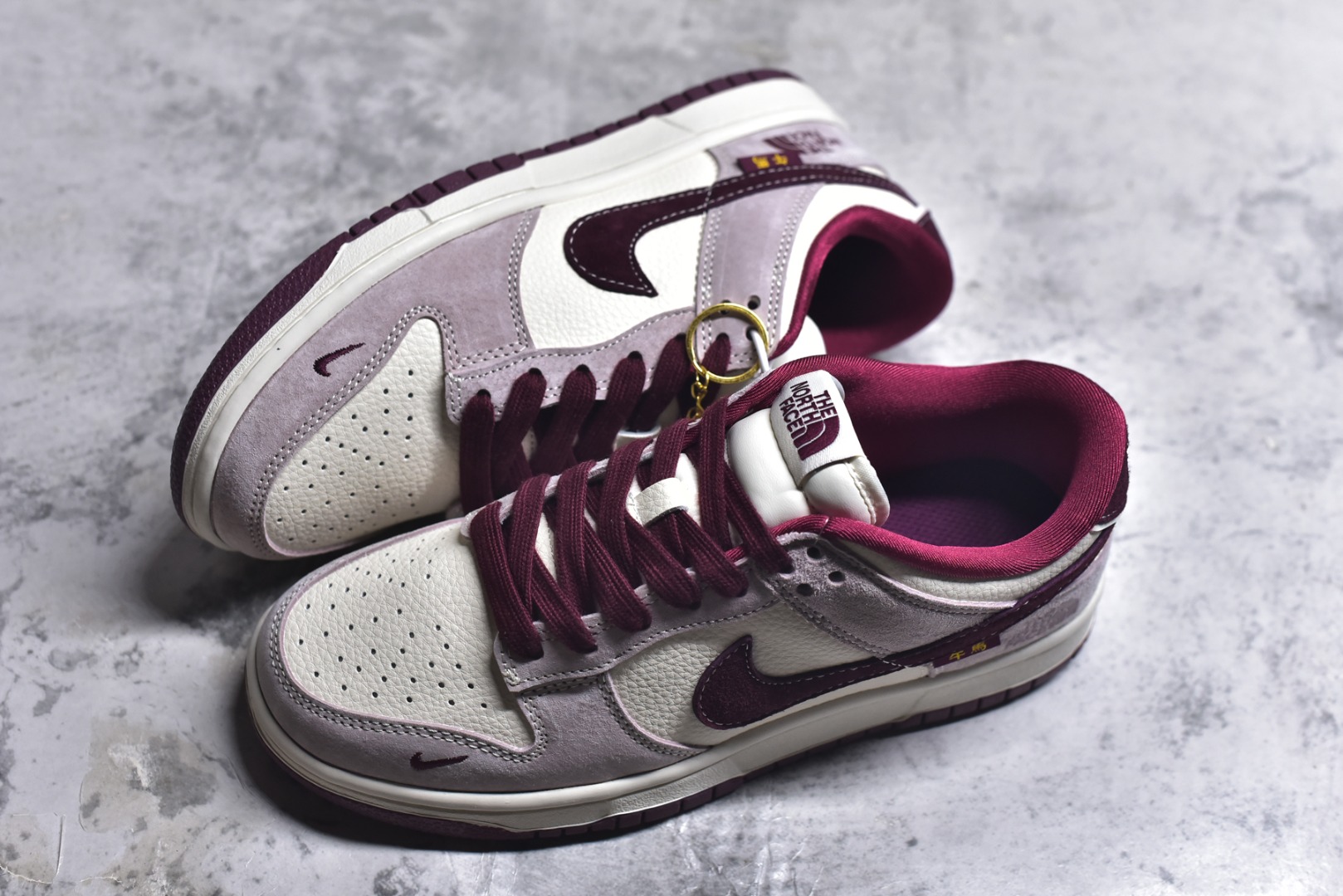 图片[7]-#海外爆款限量发售！Nike SB Dunk Low“ 马年限定—猪八红北面” 周年高端定制 低帮休闲板鞋 定制鞋盒 大厂纯原品质出货 超高清洁度 皮料切割干净无任何毛边 细节完美 货号：DN3168-016 尺码：36 36.5 37.5 38 38.5 39 40 40.5 41 42 42.5 43 44 44.5 45-选品中心