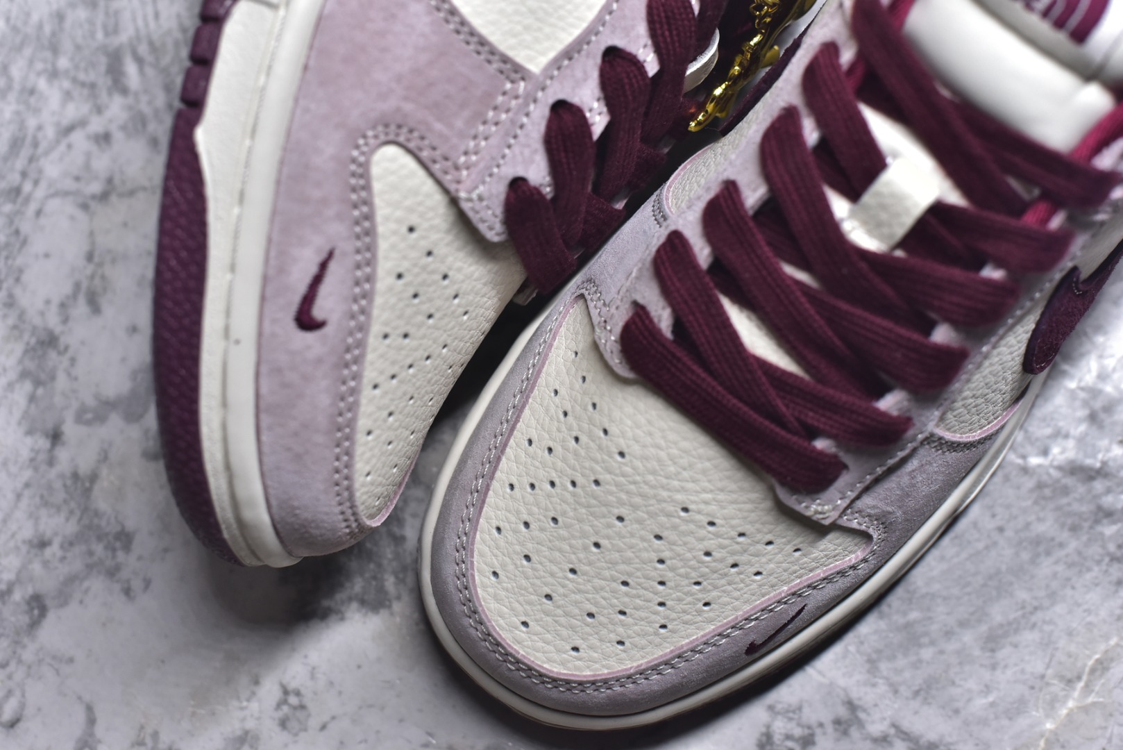 图片[8]-#海外爆款限量发售！Nike SB Dunk Low“ 马年限定—猪八红北面” 周年高端定制 低帮休闲板鞋 定制鞋盒 大厂纯原品质出货 超高清洁度 皮料切割干净无任何毛边 细节完美 货号：DN3168-016 尺码：36 36.5 37.5 38 38.5 39 40 40.5 41 42 42.5 43 44 44.5 45-选品中心