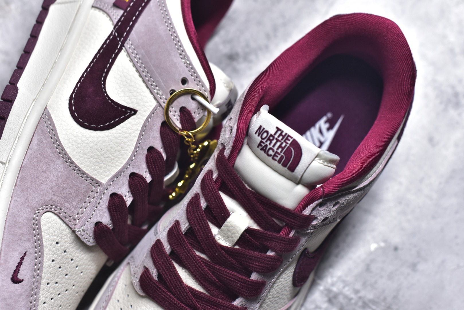 图片[9]-#海外爆款限量发售！Nike SB Dunk Low“ 马年限定—猪八红北面” 周年高端定制 低帮休闲板鞋 定制鞋盒 大厂纯原品质出货 超高清洁度 皮料切割干净无任何毛边 细节完美 货号：DN3168-016 尺码：36 36.5 37.5 38 38.5 39 40 40.5 41 42 42.5 43 44 44.5 45-选品中心