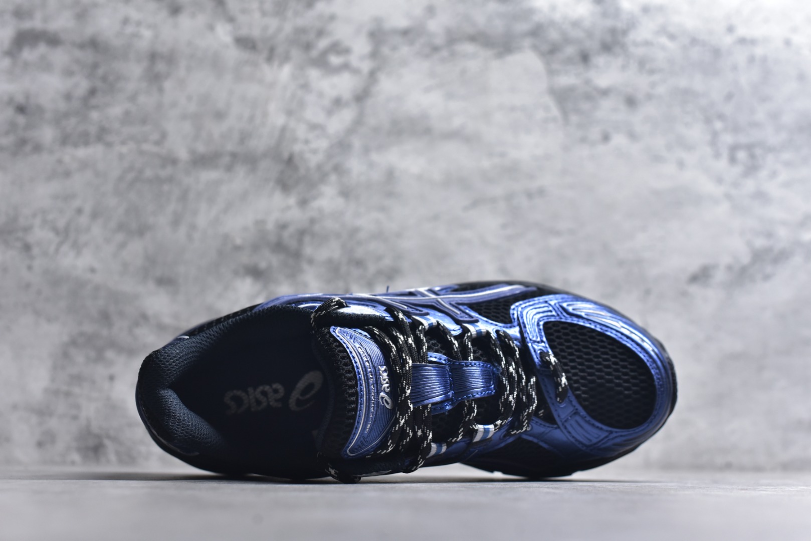 图片[4]-#ASICS Gel-Kahana TR Nexus 先锋潮流复古回潮 未来主义 舒适通勤增高百搭低帮生活休闲鞋 男女同款 ASICS（亚瑟士）是日本实业家鬼冢喜八郎创立的跑鞋运动品牌，名字想法源自著名的拉丁谚语“AnimaSana In Corpore Sano”，意为“健全的精神寓于强健的体魄”。正如其名字的含义，ASICS亚瑟士一直坚信保持身体的健康与活力是打造健康快乐的生活方式的最佳途径。亚瑟士的跑鞋、篮球鞋等系列集专业与美貌于一身，拥有极高的热度。2016年，ASICS在“2016年日本最佳全球品牌”排行榜名列第17名。尺码：36 37 37.5 38 39 39.5 40 40.5 41.5 42 42.5 43.5 44 45-选品中心