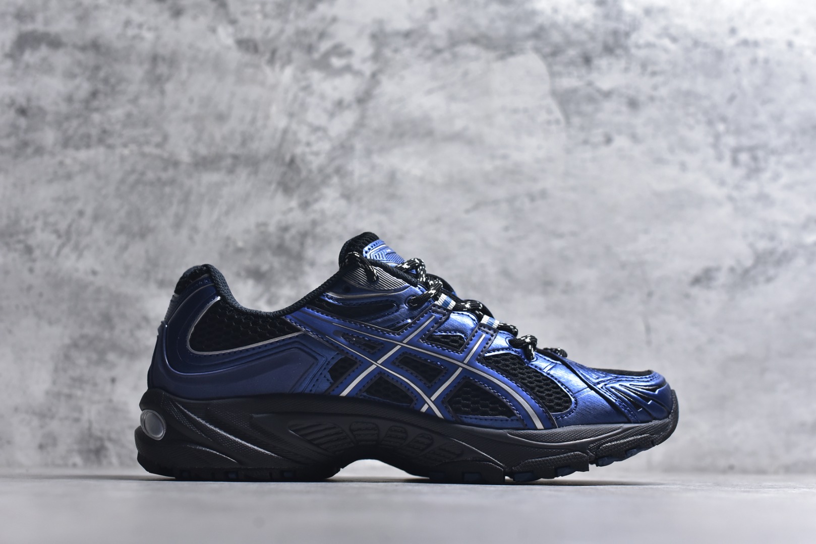 图片[3]-#ASICS Gel-Kahana TR Nexus 先锋潮流复古回潮 未来主义 舒适通勤增高百搭低帮生活休闲鞋 男女同款 ASICS（亚瑟士）是日本实业家鬼冢喜八郎创立的跑鞋运动品牌，名字想法源自著名的拉丁谚语“AnimaSana In Corpore Sano”，意为“健全的精神寓于强健的体魄”。正如其名字的含义，ASICS亚瑟士一直坚信保持身体的健康与活力是打造健康快乐的生活方式的最佳途径。亚瑟士的跑鞋、篮球鞋等系列集专业与美貌于一身，拥有极高的热度。2016年，ASICS在“2016年日本最佳全球品牌”排行榜名列第17名。尺码：36 37 37.5 38 39 39.5 40 40.5 41.5 42 42.5 43.5 44 45-选品中心