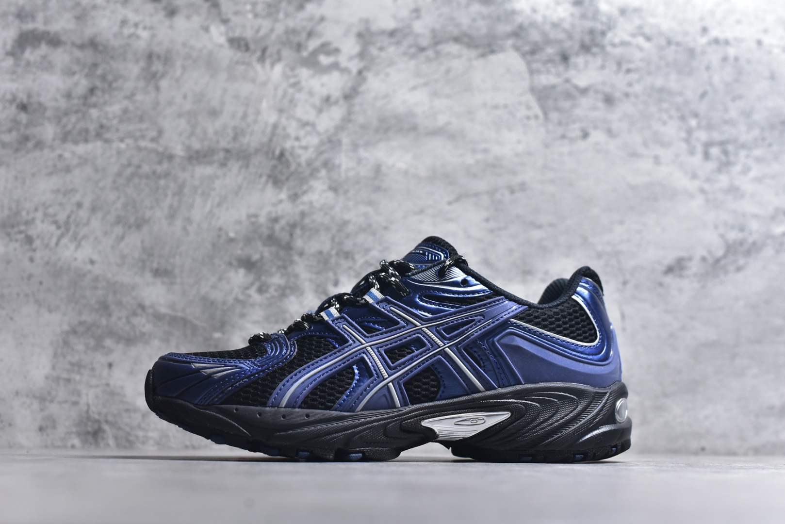 #ASICS Gel-Kahana TR Nexus 先锋潮流复古回潮 未来主义 舒适通勤增高百搭低帮生活休闲鞋 男女同款 ASICS（亚瑟士）是日本实业家鬼冢喜八郎创立的跑鞋运动品牌，名字想法源自著名的拉丁谚语“AnimaSana In Corpore Sano”，意为“健全的精神寓于强健的体魄”。正如其名字的含义，ASICS亚瑟士一直坚信保持身体的健康与活力是打造健康快乐的生活方式的最佳途径。亚瑟士的跑鞋、篮球鞋等系列集专业与美貌于一身，拥有极高的热度。2016年，ASICS在“2016年日本最佳全球品牌”排行榜名列第17名。尺码：36 37 37.5 38 39 39.5 40 40.5 41.5 42 42.5 43.5 44 45-选品中心