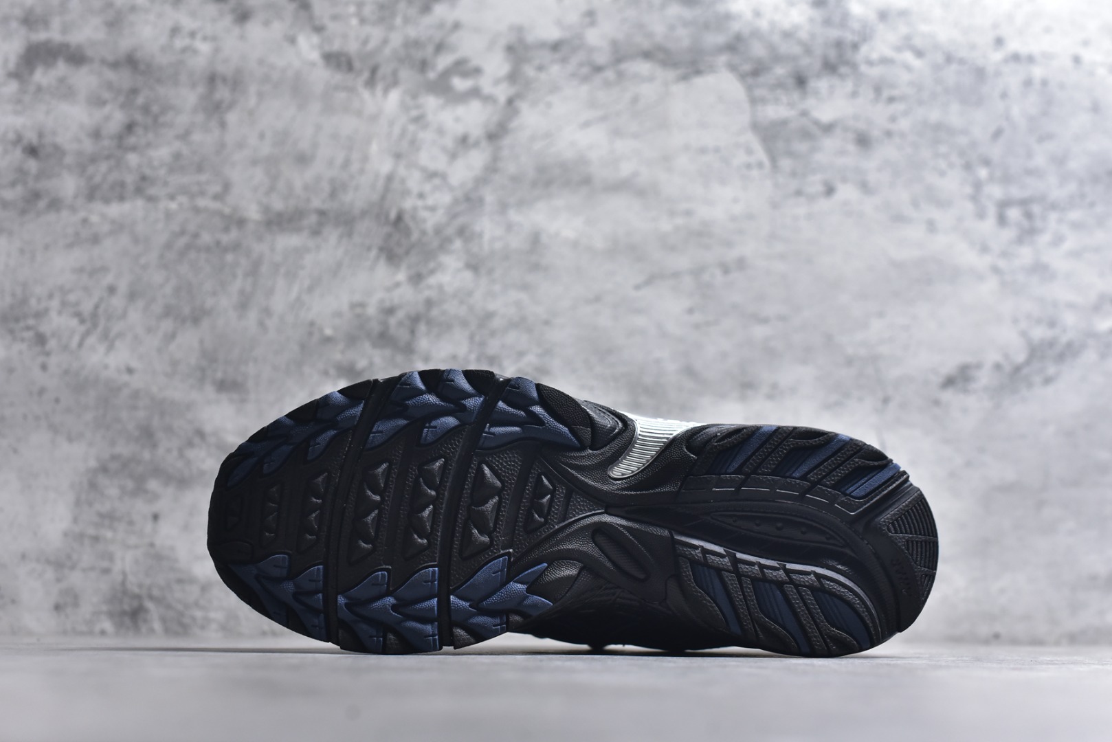 图片[6]-#ASICS Gel-Kahana TR Nexus 先锋潮流复古回潮 未来主义 舒适通勤增高百搭低帮生活休闲鞋 男女同款 ASICS（亚瑟士）是日本实业家鬼冢喜八郎创立的跑鞋运动品牌，名字想法源自著名的拉丁谚语“AnimaSana In Corpore Sano”，意为“健全的精神寓于强健的体魄”。正如其名字的含义，ASICS亚瑟士一直坚信保持身体的健康与活力是打造健康快乐的生活方式的最佳途径。亚瑟士的跑鞋、篮球鞋等系列集专业与美貌于一身，拥有极高的热度。2016年，ASICS在“2016年日本最佳全球品牌”排行榜名列第17名。尺码：36 37 37.5 38 39 39.5 40 40.5 41.5 42 42.5 43.5 44 45-选品中心