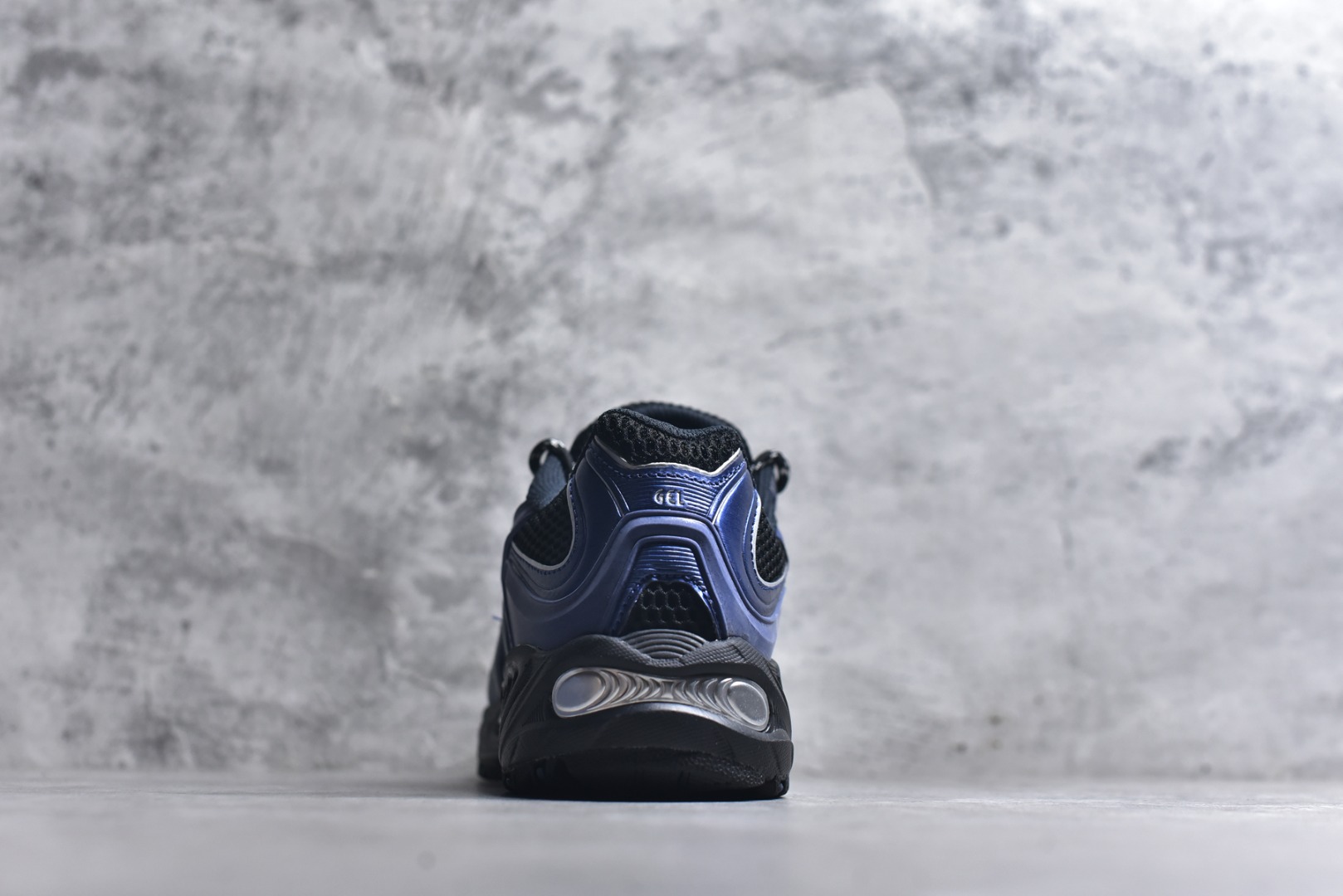 图片[5]-#ASICS Gel-Kahana TR Nexus 先锋潮流复古回潮 未来主义 舒适通勤增高百搭低帮生活休闲鞋 男女同款 ASICS（亚瑟士）是日本实业家鬼冢喜八郎创立的跑鞋运动品牌，名字想法源自著名的拉丁谚语“AnimaSana In Corpore Sano”，意为“健全的精神寓于强健的体魄”。正如其名字的含义，ASICS亚瑟士一直坚信保持身体的健康与活力是打造健康快乐的生活方式的最佳途径。亚瑟士的跑鞋、篮球鞋等系列集专业与美貌于一身，拥有极高的热度。2016年，ASICS在“2016年日本最佳全球品牌”排行榜名列第17名。尺码：36 37 37.5 38 39 39.5 40 40.5 41.5 42 42.5 43.5 44 45-选品中心