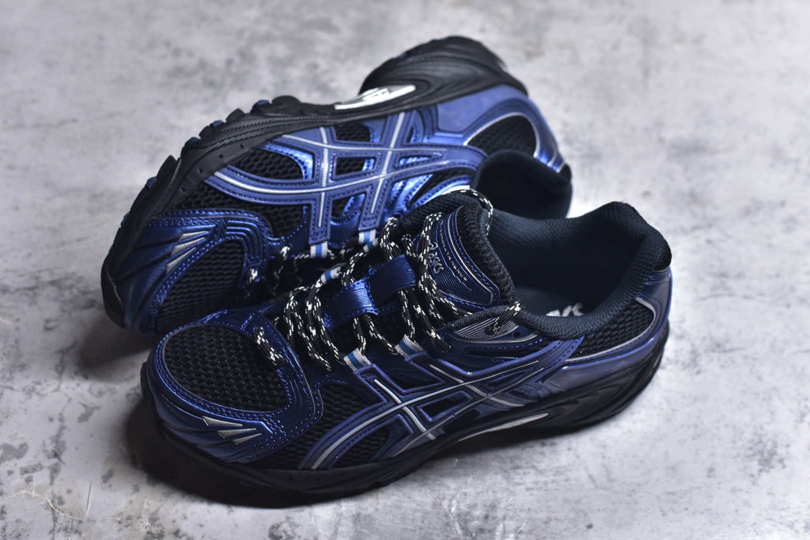 图片[7]-#ASICS Gel-Kahana TR Nexus 先锋潮流复古回潮 未来主义 舒适通勤增高百搭低帮生活休闲鞋 男女同款 ASICS（亚瑟士）是日本实业家鬼冢喜八郎创立的跑鞋运动品牌，名字想法源自著名的拉丁谚语“AnimaSana In Corpore Sano”，意为“健全的精神寓于强健的体魄”。正如其名字的含义，ASICS亚瑟士一直坚信保持身体的健康与活力是打造健康快乐的生活方式的最佳途径。亚瑟士的跑鞋、篮球鞋等系列集专业与美貌于一身，拥有极高的热度。2016年，ASICS在“2016年日本最佳全球品牌”排行榜名列第17名。尺码：36 37 37.5 38 39 39.5 40 40.5 41.5 42 42.5 43.5 44 45-选品中心