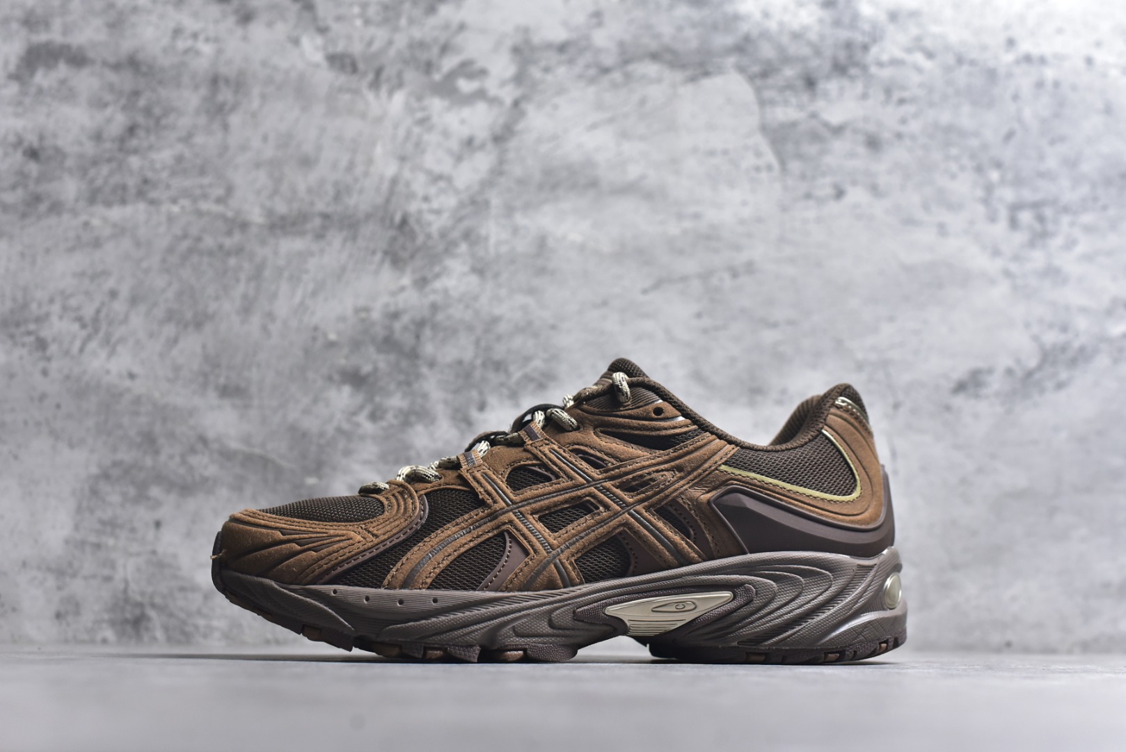 #ASICS Gel-Kahana TR Nexus 先锋潮流复古回潮 未来主义 舒适通勤增高百搭低帮生活休闲鞋 男女同款 ASICS（亚瑟士）是日本实业家鬼冢喜八郎创立的跑鞋运动品牌，名字想法源自著名的拉丁谚语“AnimaSana In Corpore Sano”，意为“健全的精神寓于强健的体魄”。正如其名字的含义，ASICS亚瑟士一直坚信保持身体的健康与活力是打造健康快乐的生活方式的最佳途径。亚瑟士的跑鞋、篮球鞋等系列集专业与美貌于一身，拥有极高的热度。2016年，ASICS在“2016年日本最佳全球品牌”排行榜名列第17名。尺码：36 37 37.5 38 39 39.5 40 40.5 41.5 42 42.5 43.5 44 45-选品中心