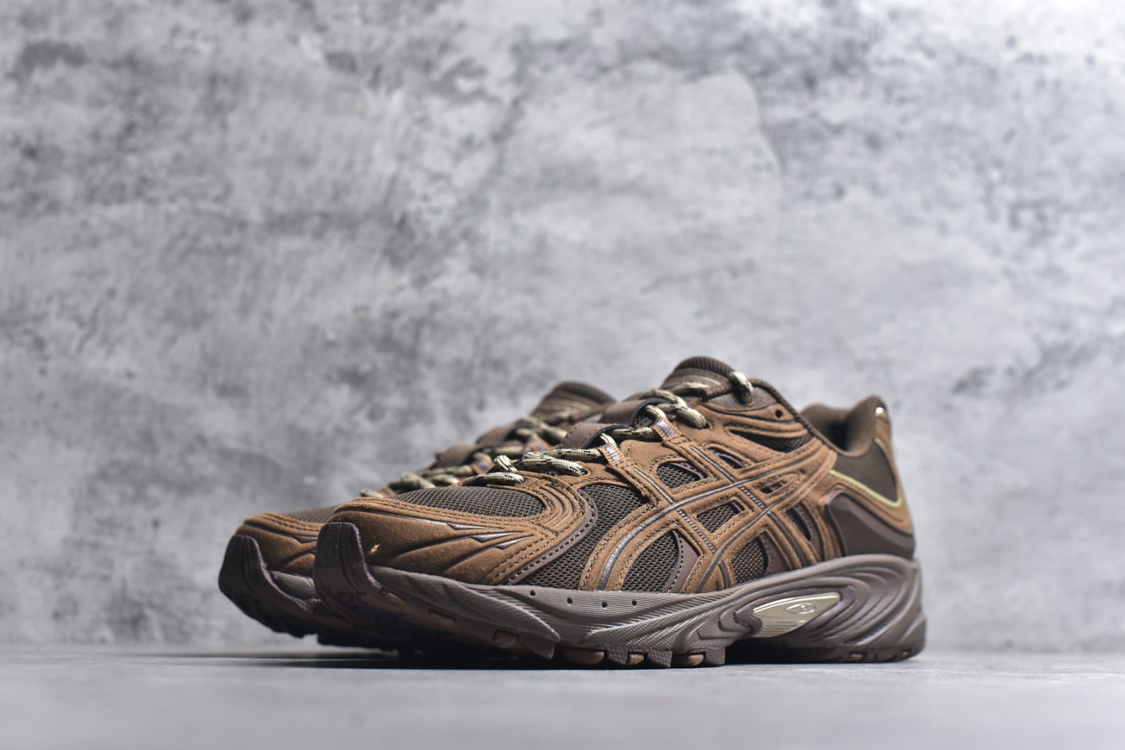 图片[2]-#ASICS Gel-Kahana TR Nexus 先锋潮流复古回潮 未来主义 舒适通勤增高百搭低帮生活休闲鞋 男女同款 ASICS（亚瑟士）是日本实业家鬼冢喜八郎创立的跑鞋运动品牌，名字想法源自著名的拉丁谚语“AnimaSana In Corpore Sano”，意为“健全的精神寓于强健的体魄”。正如其名字的含义，ASICS亚瑟士一直坚信保持身体的健康与活力是打造健康快乐的生活方式的最佳途径。亚瑟士的跑鞋、篮球鞋等系列集专业与美貌于一身，拥有极高的热度。2016年，ASICS在“2016年日本最佳全球品牌”排行榜名列第17名。尺码：36 37 37.5 38 39 39.5 40 40.5 41.5 42 42.5 43.5 44 45-选品中心