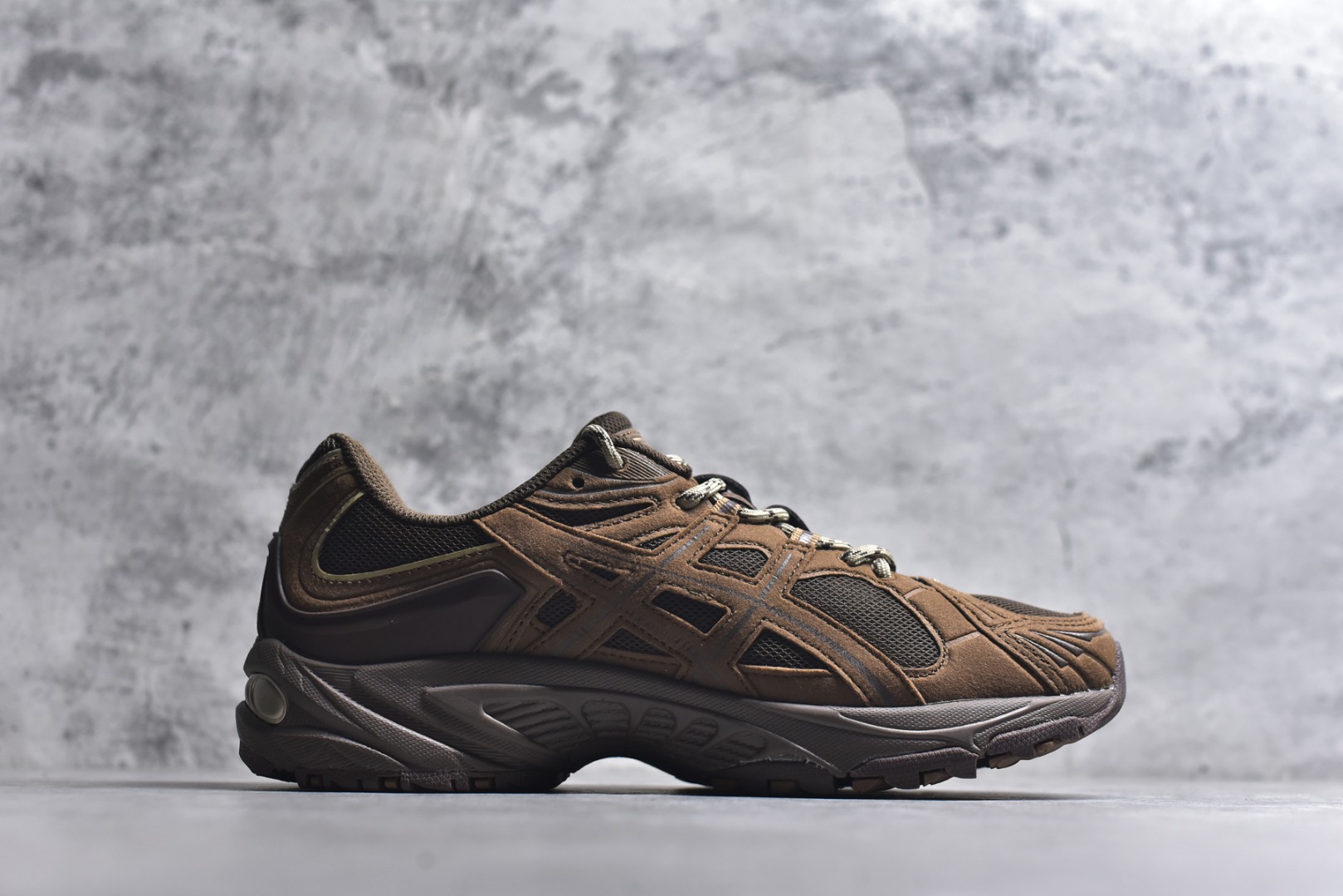 图片[3]-#ASICS Gel-Kahana TR Nexus 先锋潮流复古回潮 未来主义 舒适通勤增高百搭低帮生活休闲鞋 男女同款 ASICS（亚瑟士）是日本实业家鬼冢喜八郎创立的跑鞋运动品牌，名字想法源自著名的拉丁谚语“AnimaSana In Corpore Sano”，意为“健全的精神寓于强健的体魄”。正如其名字的含义，ASICS亚瑟士一直坚信保持身体的健康与活力是打造健康快乐的生活方式的最佳途径。亚瑟士的跑鞋、篮球鞋等系列集专业与美貌于一身，拥有极高的热度。2016年，ASICS在“2016年日本最佳全球品牌”排行榜名列第17名。尺码：36 37 37.5 38 39 39.5 40 40.5 41.5 42 42.5 43.5 44 45-选品中心