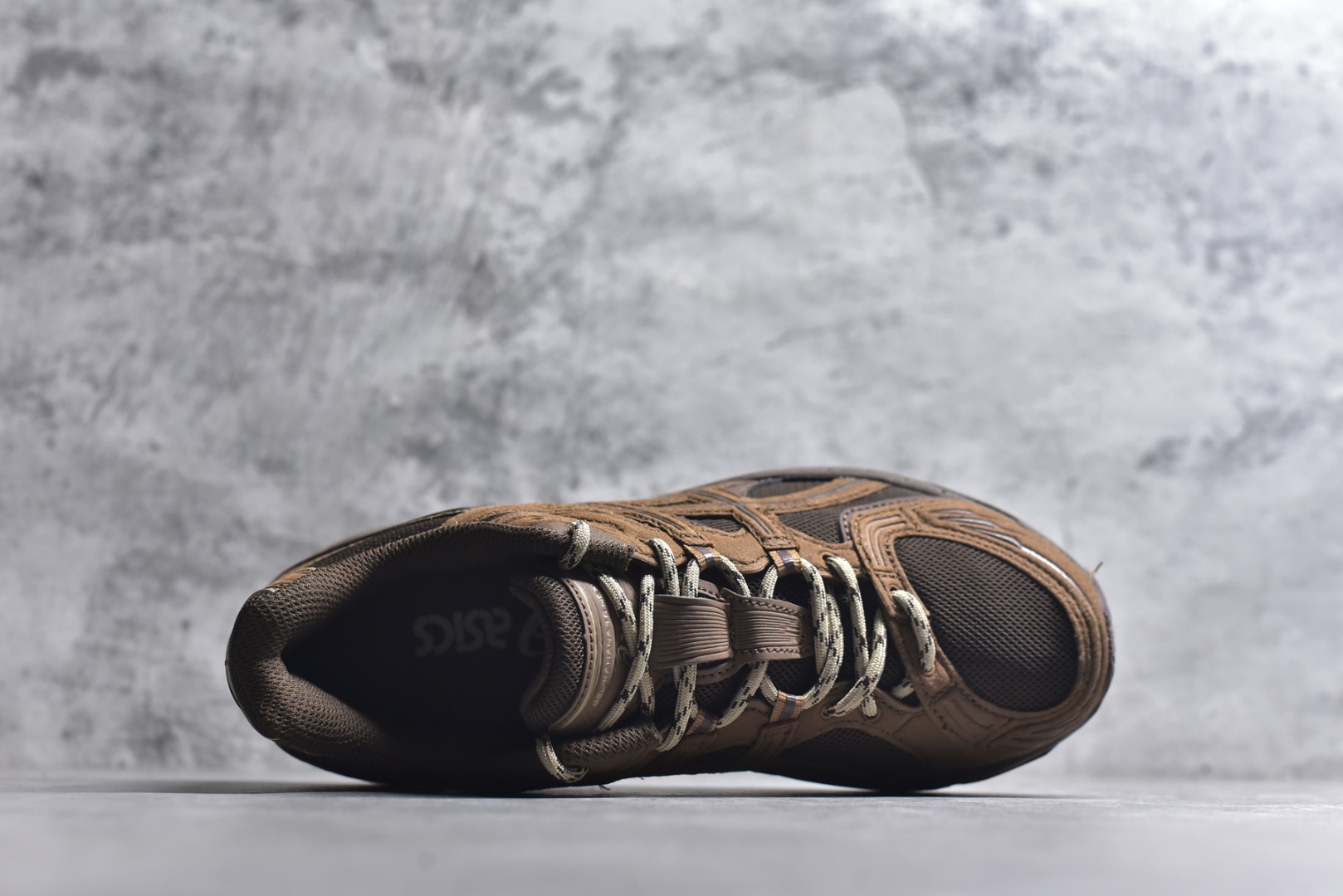 图片[4]-#ASICS Gel-Kahana TR Nexus 先锋潮流复古回潮 未来主义 舒适通勤增高百搭低帮生活休闲鞋 男女同款 ASICS（亚瑟士）是日本实业家鬼冢喜八郎创立的跑鞋运动品牌，名字想法源自著名的拉丁谚语“AnimaSana In Corpore Sano”，意为“健全的精神寓于强健的体魄”。正如其名字的含义，ASICS亚瑟士一直坚信保持身体的健康与活力是打造健康快乐的生活方式的最佳途径。亚瑟士的跑鞋、篮球鞋等系列集专业与美貌于一身，拥有极高的热度。2016年，ASICS在“2016年日本最佳全球品牌”排行榜名列第17名。尺码：36 37 37.5 38 39 39.5 40 40.5 41.5 42 42.5 43.5 44 45-选品中心