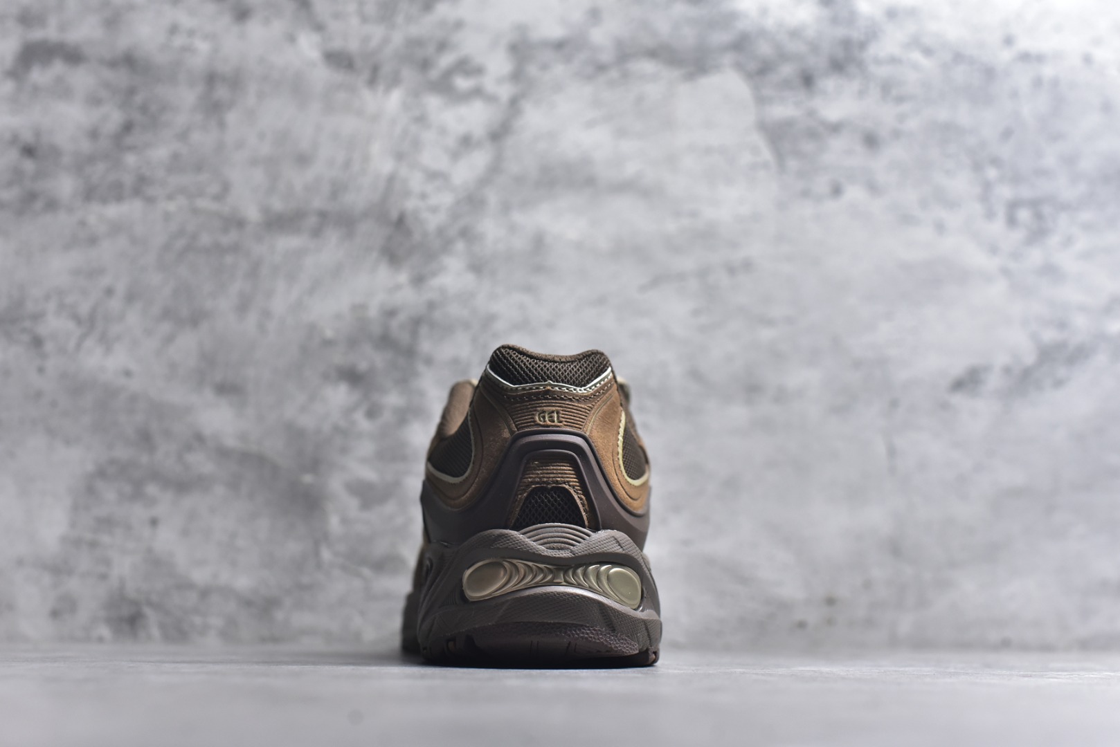 图片[5]-#ASICS Gel-Kahana TR Nexus 先锋潮流复古回潮 未来主义 舒适通勤增高百搭低帮生活休闲鞋 男女同款 ASICS（亚瑟士）是日本实业家鬼冢喜八郎创立的跑鞋运动品牌，名字想法源自著名的拉丁谚语“AnimaSana In Corpore Sano”，意为“健全的精神寓于强健的体魄”。正如其名字的含义，ASICS亚瑟士一直坚信保持身体的健康与活力是打造健康快乐的生活方式的最佳途径。亚瑟士的跑鞋、篮球鞋等系列集专业与美貌于一身，拥有极高的热度。2016年，ASICS在“2016年日本最佳全球品牌”排行榜名列第17名。尺码：36 37 37.5 38 39 39.5 40 40.5 41.5 42 42.5 43.5 44 45-选品中心