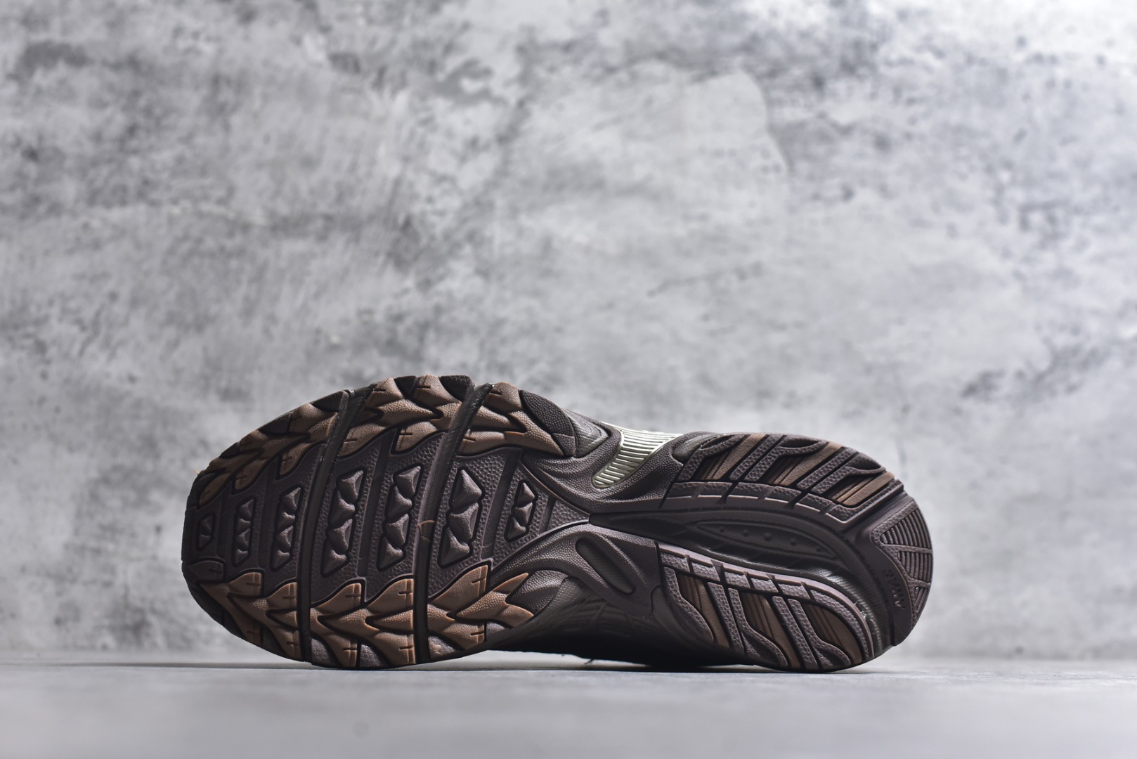 图片[6]-#ASICS Gel-Kahana TR Nexus 先锋潮流复古回潮 未来主义 舒适通勤增高百搭低帮生活休闲鞋 男女同款 ASICS（亚瑟士）是日本实业家鬼冢喜八郎创立的跑鞋运动品牌，名字想法源自著名的拉丁谚语“AnimaSana In Corpore Sano”，意为“健全的精神寓于强健的体魄”。正如其名字的含义，ASICS亚瑟士一直坚信保持身体的健康与活力是打造健康快乐的生活方式的最佳途径。亚瑟士的跑鞋、篮球鞋等系列集专业与美貌于一身，拥有极高的热度。2016年，ASICS在“2016年日本最佳全球品牌”排行榜名列第17名。尺码：36 37 37.5 38 39 39.5 40 40.5 41.5 42 42.5 43.5 44 45-选品中心