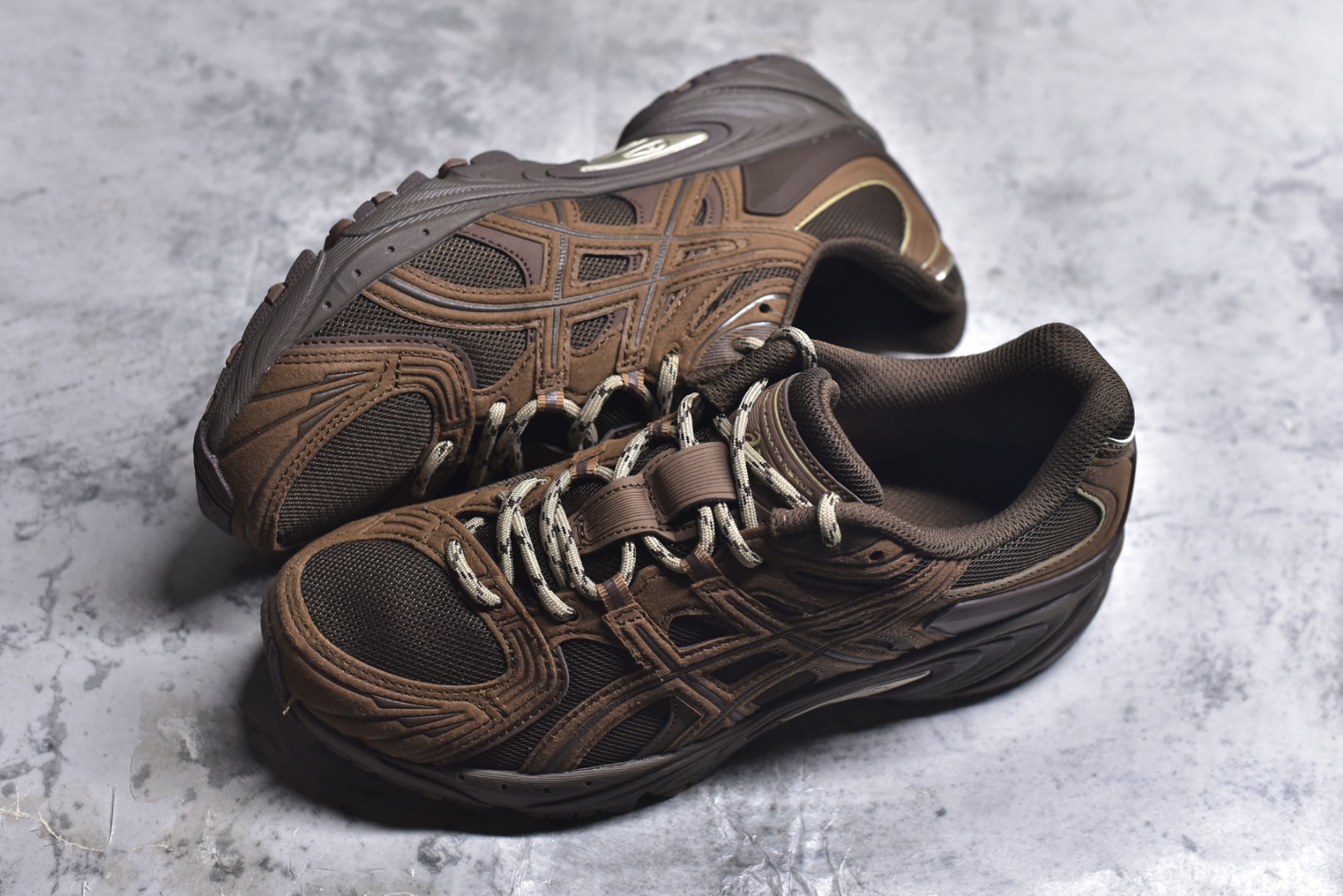 图片[7]-#ASICS Gel-Kahana TR Nexus 先锋潮流复古回潮 未来主义 舒适通勤增高百搭低帮生活休闲鞋 男女同款 ASICS（亚瑟士）是日本实业家鬼冢喜八郎创立的跑鞋运动品牌，名字想法源自著名的拉丁谚语“AnimaSana In Corpore Sano”，意为“健全的精神寓于强健的体魄”。正如其名字的含义，ASICS亚瑟士一直坚信保持身体的健康与活力是打造健康快乐的生活方式的最佳途径。亚瑟士的跑鞋、篮球鞋等系列集专业与美貌于一身，拥有极高的热度。2016年，ASICS在“2016年日本最佳全球品牌”排行榜名列第17名。尺码：36 37 37.5 38 39 39.5 40 40.5 41.5 42 42.5 43.5 44 45-选品中心