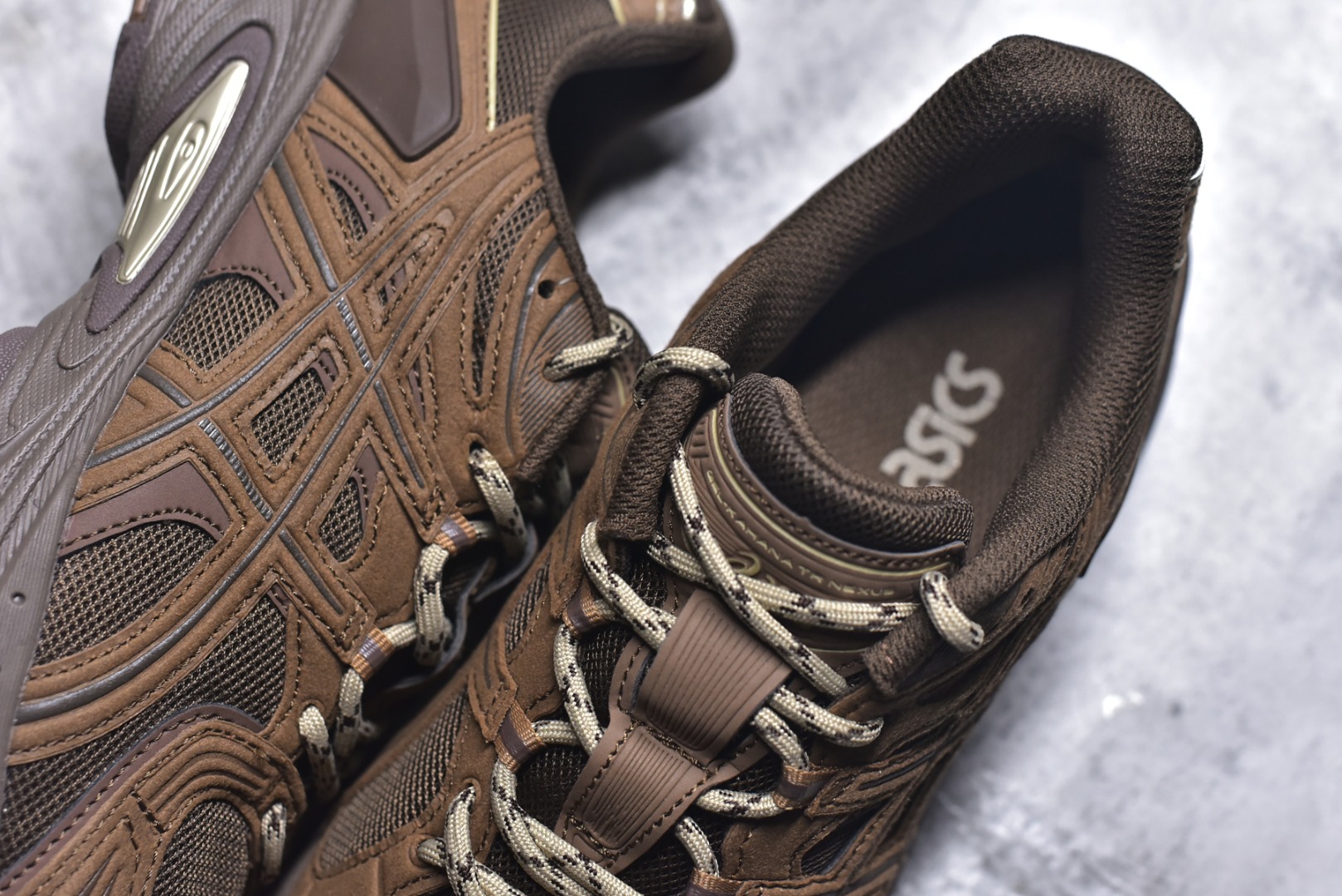 图片[9]-#ASICS Gel-Kahana TR Nexus 先锋潮流复古回潮 未来主义 舒适通勤增高百搭低帮生活休闲鞋 男女同款 ASICS（亚瑟士）是日本实业家鬼冢喜八郎创立的跑鞋运动品牌，名字想法源自著名的拉丁谚语“AnimaSana In Corpore Sano”，意为“健全的精神寓于强健的体魄”。正如其名字的含义，ASICS亚瑟士一直坚信保持身体的健康与活力是打造健康快乐的生活方式的最佳途径。亚瑟士的跑鞋、篮球鞋等系列集专业与美貌于一身，拥有极高的热度。2016年，ASICS在“2016年日本最佳全球品牌”排行榜名列第17名。尺码：36 37 37.5 38 39 39.5 40 40.5 41.5 42 42.5 43.5 44 45-选品中心