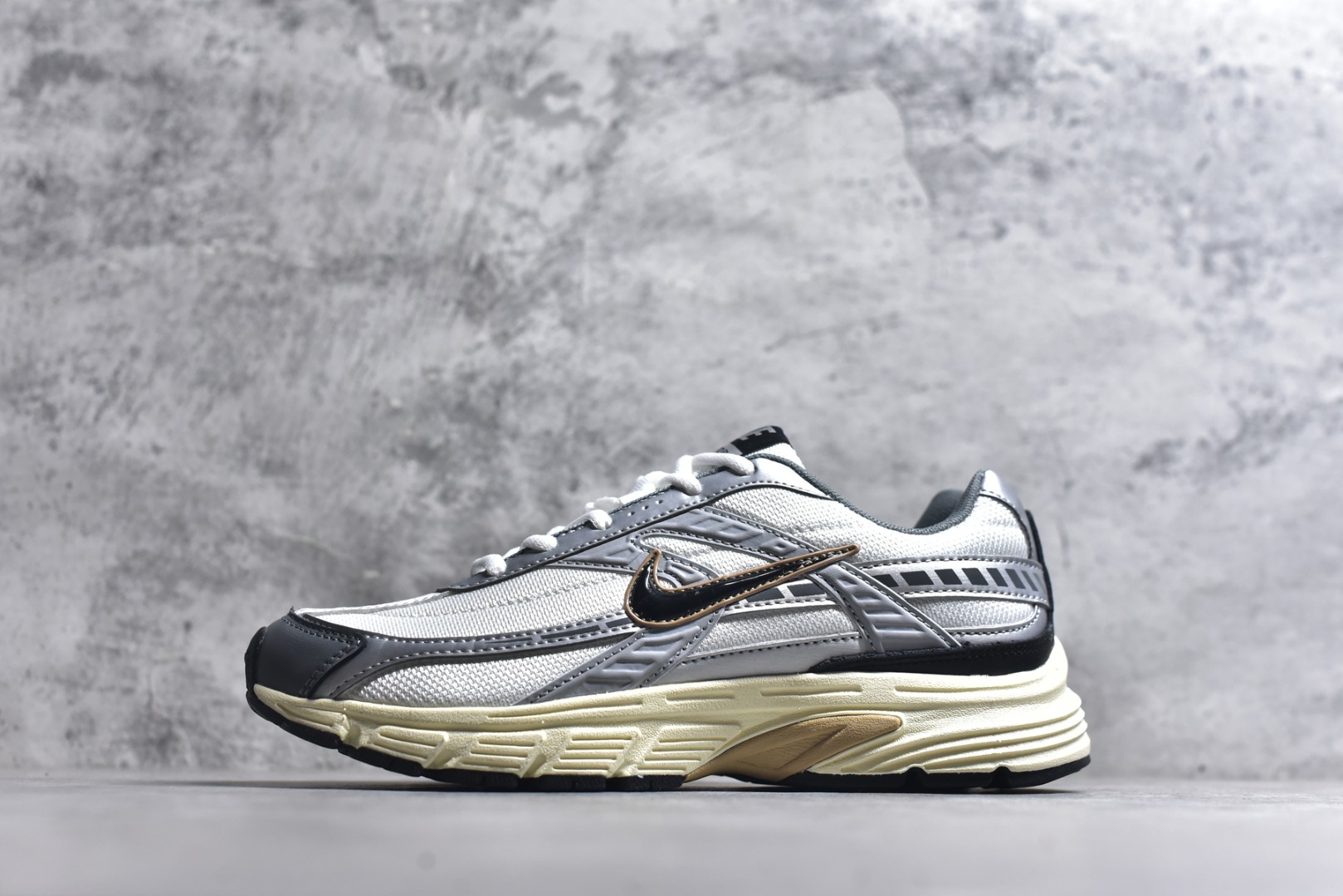 #NK Initiator 创始者系列 运动舒适复古网布合成革减震防滑耐磨低帮休闲跑步鞋 Ins爆火全新韩系古着风 回味经典 采用透气网眼鞋面和支撑覆盖层 自然运动设计的Phlyon中底用于缓冲 BRS 1000碳橡胶外底具有轻质柔韧性 牵引力和耐用性 货号：IO7609-101 尺码：36-45-选品中心