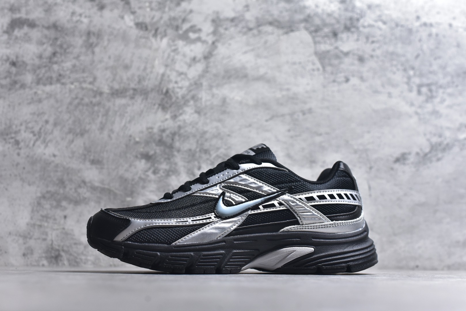 #NK Initiator 创始者系列 运动舒适复古网布合成革减震防滑耐磨低帮休闲跑步鞋 Ins爆火全新韩系古着风 回味经典 采用透气网眼鞋面和支撑覆盖层 自然运动设计的Phlyon中底用于缓冲 BRS 1000碳橡胶外底具有轻质柔韧性 牵引力和耐用性 货号：IO7597-001 尺码：36-45-选品中心