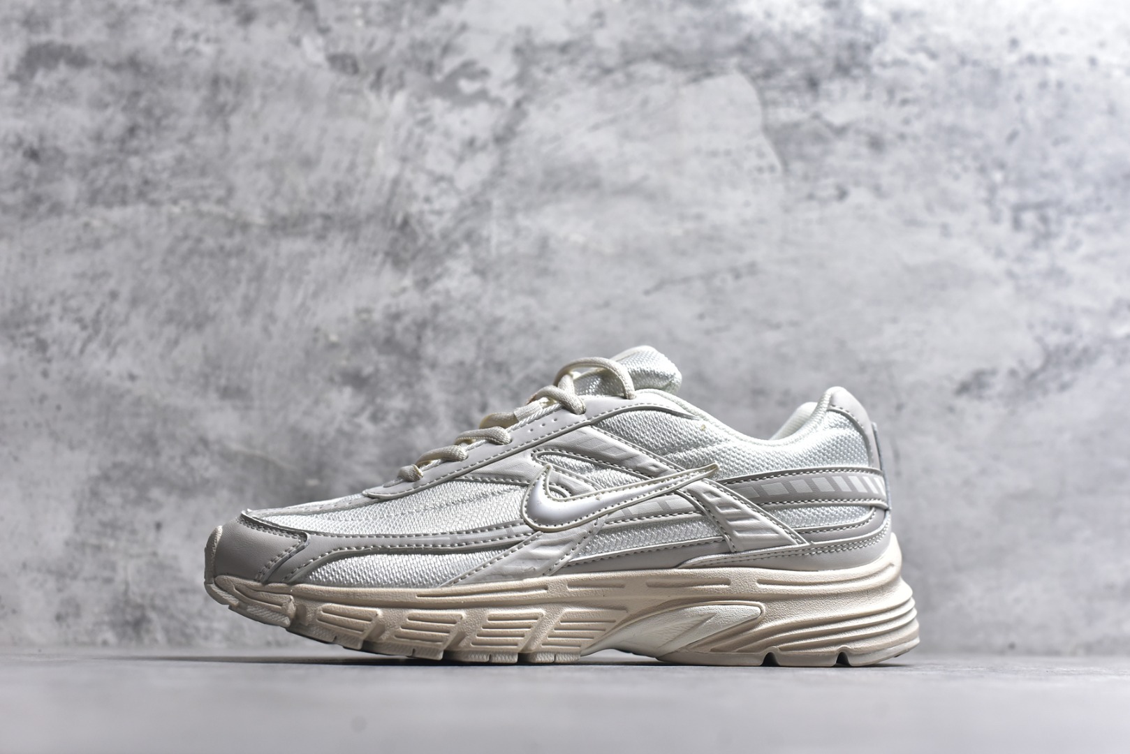 #NK Initiator 创始者系列 运动舒适复古网布合成革减震防滑耐磨低帮休闲跑步鞋 Ins爆火全新韩系古着风 回味经典 采用透气网眼鞋面和支撑覆盖层 自然运动设计的Phlyon中底用于缓冲 BRS 1000碳橡胶外底具有轻质柔韧性 牵引力和耐用性 货号：394053-103 尺码：36-45-选品中心