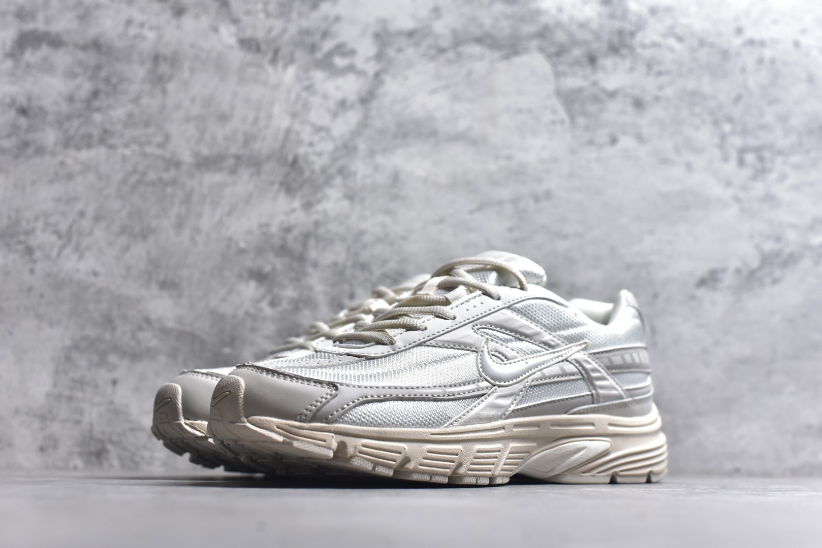 图片[2]-#NK Initiator 创始者系列 运动舒适复古网布合成革减震防滑耐磨低帮休闲跑步鞋 Ins爆火全新韩系古着风 回味经典 采用透气网眼鞋面和支撑覆盖层 自然运动设计的Phlyon中底用于缓冲 BRS 1000碳橡胶外底具有轻质柔韧性 牵引力和耐用性 货号：394053-103 尺码：36-45-选品中心