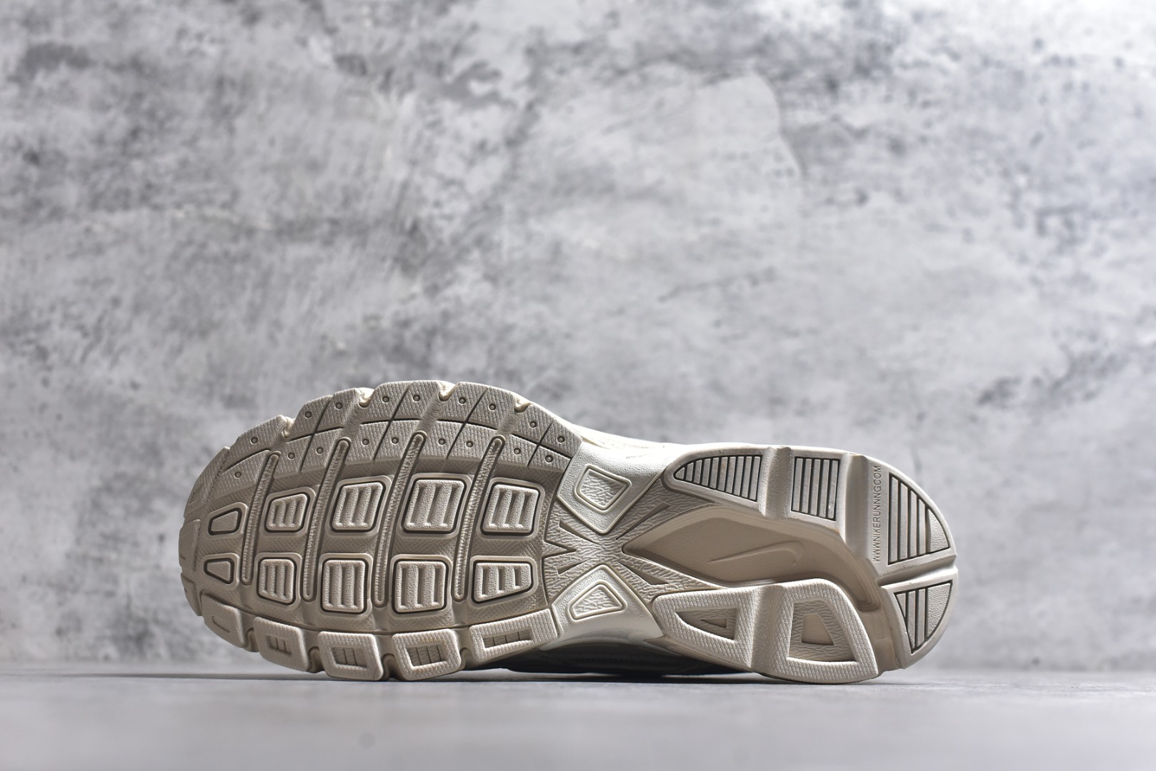 图片[6]-#NK Initiator 创始者系列 运动舒适复古网布合成革减震防滑耐磨低帮休闲跑步鞋 Ins爆火全新韩系古着风 回味经典 采用透气网眼鞋面和支撑覆盖层 自然运动设计的Phlyon中底用于缓冲 BRS 1000碳橡胶外底具有轻质柔韧性 牵引力和耐用性 货号：394053-103 尺码：36-45-选品中心