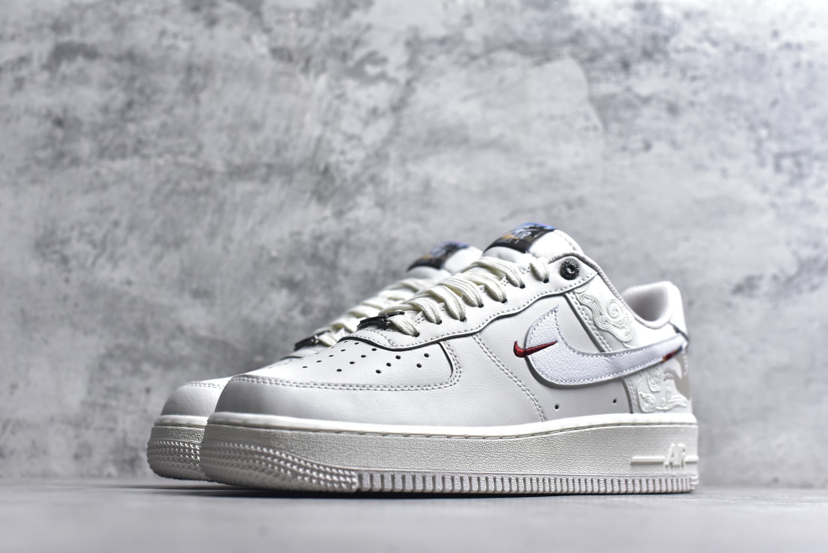 图片[2]-#Nike Air Force 1\’07 Low 马年限定 空军一号低帮休闲板鞋 IQ1119-011 纯原原厂皮料 原版品质 专柜特供 原楦头原纸板 定制五金配件 内置全掌气垫 原厂鞋底 尺码：36 36.5 37.5 38 38.5 39 40 40.5 41 42 42.5 43 44 44.5 45 46 47.5-选品中心