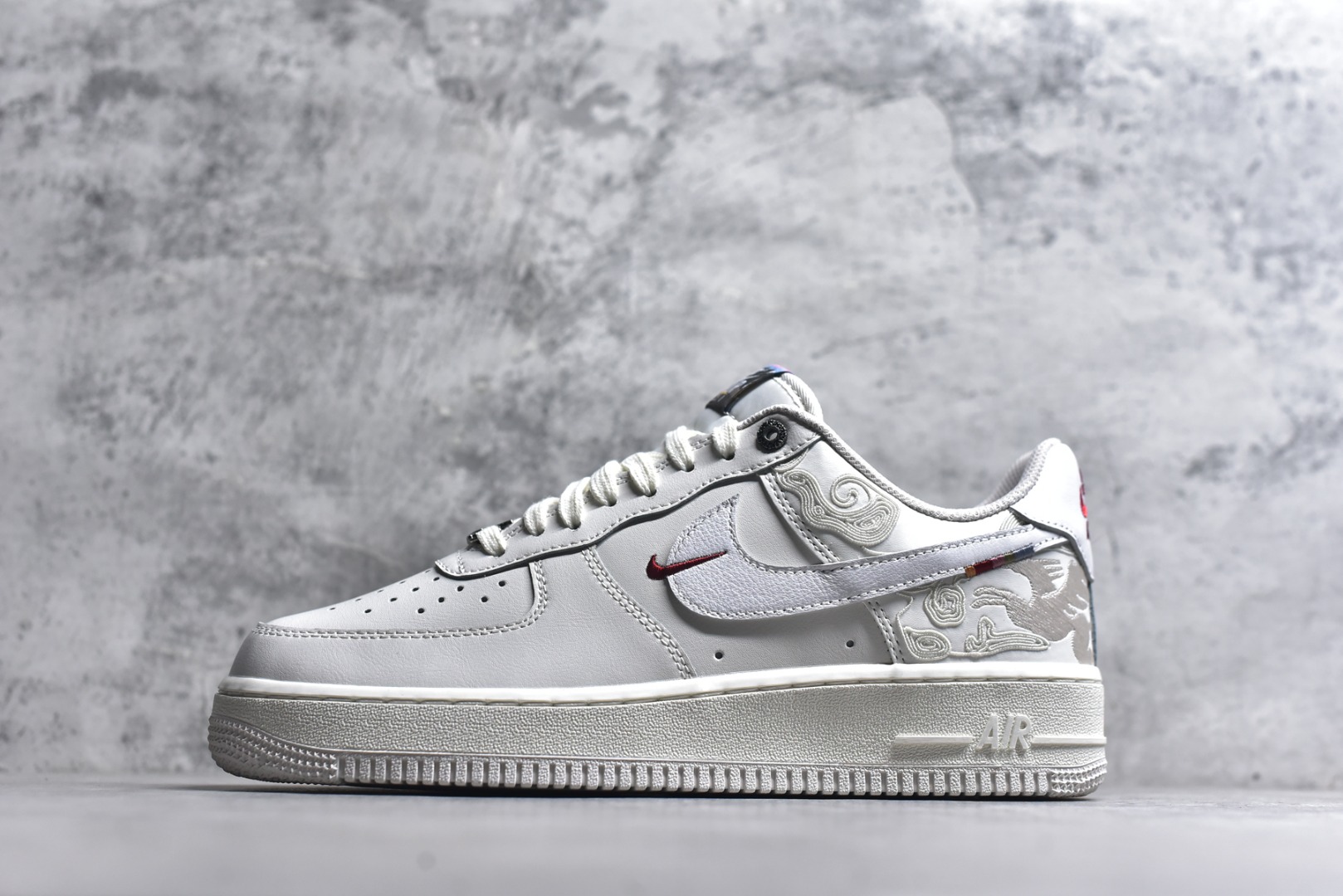 #Nike Air Force 1\'07 Low 马年限定 空军一号低帮休闲板鞋 IQ1119-011 纯原原厂皮料 原版品质 专柜特供 原楦头原纸板 定制五金配件 内置全掌气垫 原厂鞋底 尺码：36 36.5 37.5 38 38.5 39 40 40.5 41 42 42.5 43 44 44.5 45 46 47.5-选品中心