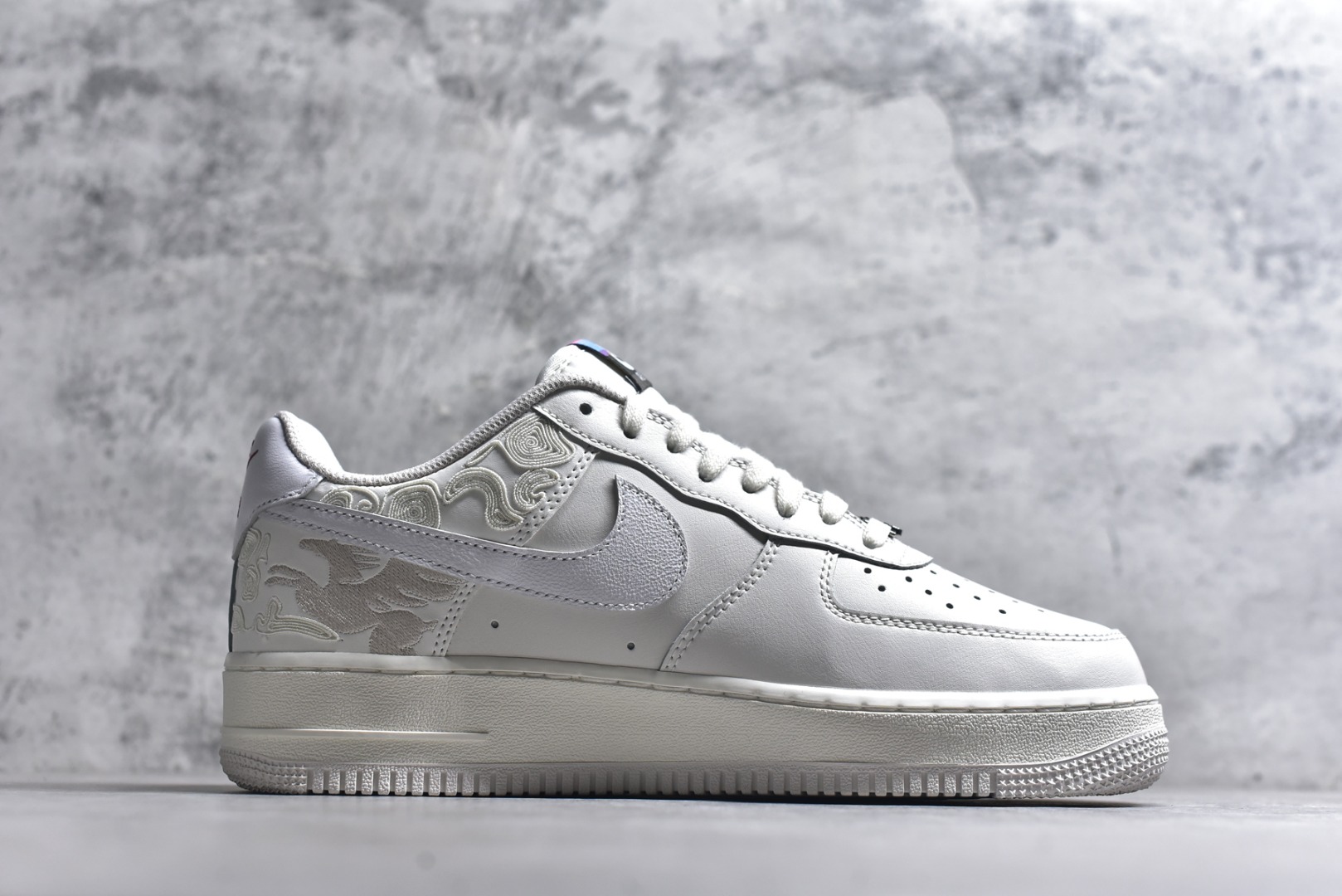 图片[3]-#Nike Air Force 1\’07 Low 马年限定 空军一号低帮休闲板鞋 IQ1119-011 纯原原厂皮料 原版品质 专柜特供 原楦头原纸板 定制五金配件 内置全掌气垫 原厂鞋底 尺码：36 36.5 37.5 38 38.5 39 40 40.5 41 42 42.5 43 44 44.5 45 46 47.5-选品中心