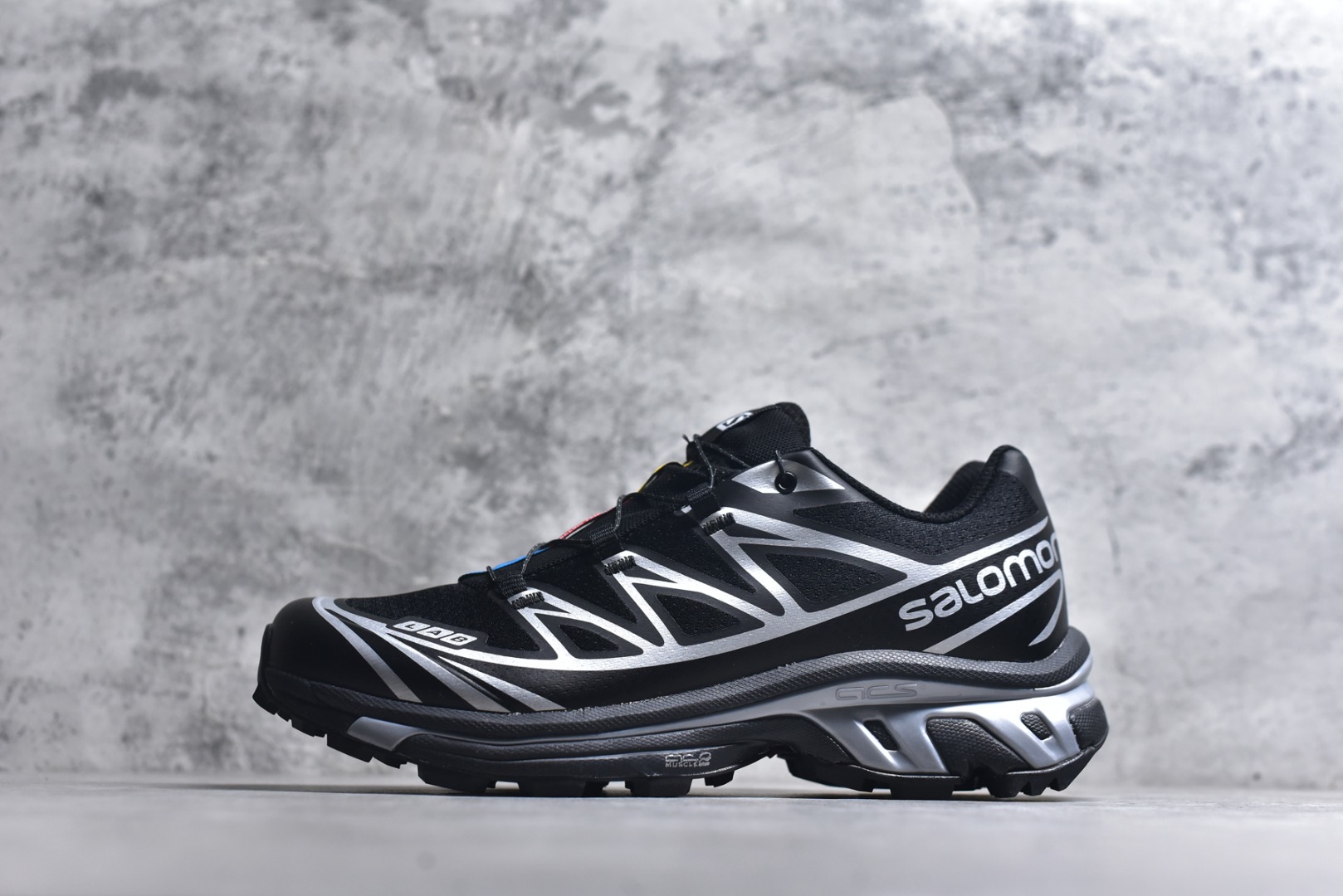#SALOMON XT-6 GTX 萨洛蒙潮流越野机能户外功能鞋 防水黑银 474506 全新版本出货 好货不怕晚 品质 细节 材料都是肉眼可以见！ 售前售后也是其它工厂无法匹敌！ 纯原外贸平台特供订单 耗时半年巨作 全套原纸板楦头开发 原厂特供网布配套加持 确保原汁原味 完美呈现版型 原档数据独家私模五层组合大底 原装Ortholite轻量化鞋垫 中底布带钢印编号 原厂TPU锁扣 进口港宝加持 后跟自然饱满 还原公司包裹性 鞋面以“锯齿”状的包裹系统呈现 在基色底之下加入了各种色点缀 Salomon 标签、Quicklace 系统以及鞋头、鞋舌和鞋跟上的附加品牌使细节更加完美 让穿着者可以轻松驾驭户外与通勤下的任何运动生活场景 无缝鞋身户外随意纵横 颜值与脚感兼备 出街通勤 绝对非常吸睛 你值得拥有 尺码：36 36.5 37.5 38 38.5 39 40 40.5 41 42 42.5 43 44 44.5 45-选品中心