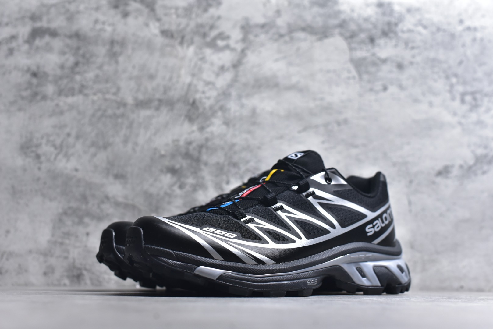 图片[2]-#SALOMON XT-6 GTX 萨洛蒙潮流越野机能户外功能鞋 防水黑银 474506 全新版本出货 好货不怕晚 品质 细节 材料都是肉眼可以见！ 售前售后也是其它工厂无法匹敌！ 纯原外贸平台特供订单 耗时半年巨作 全套原纸板楦头开发 原厂特供网布配套加持 确保原汁原味 完美呈现版型 原档数据独家私模五层组合大底 原装Ortholite轻量化鞋垫 中底布带钢印编号 原厂TPU锁扣 进口港宝加持 后跟自然饱满 还原公司包裹性 鞋面以“锯齿”状的包裹系统呈现 在基色底之下加入了各种色点缀 Salomon 标签、Quicklace 系统以及鞋头、鞋舌和鞋跟上的附加品牌使细节更加完美 让穿着者可以轻松驾驭户外与通勤下的任何运动生活场景 无缝鞋身户外随意纵横 颜值与脚感兼备 出街通勤 绝对非常吸睛 你值得拥有 尺码：36 36.5 37.5 38 38.5 39 40 40.5 41 42 42.5 43 44 44.5 45-选品中心