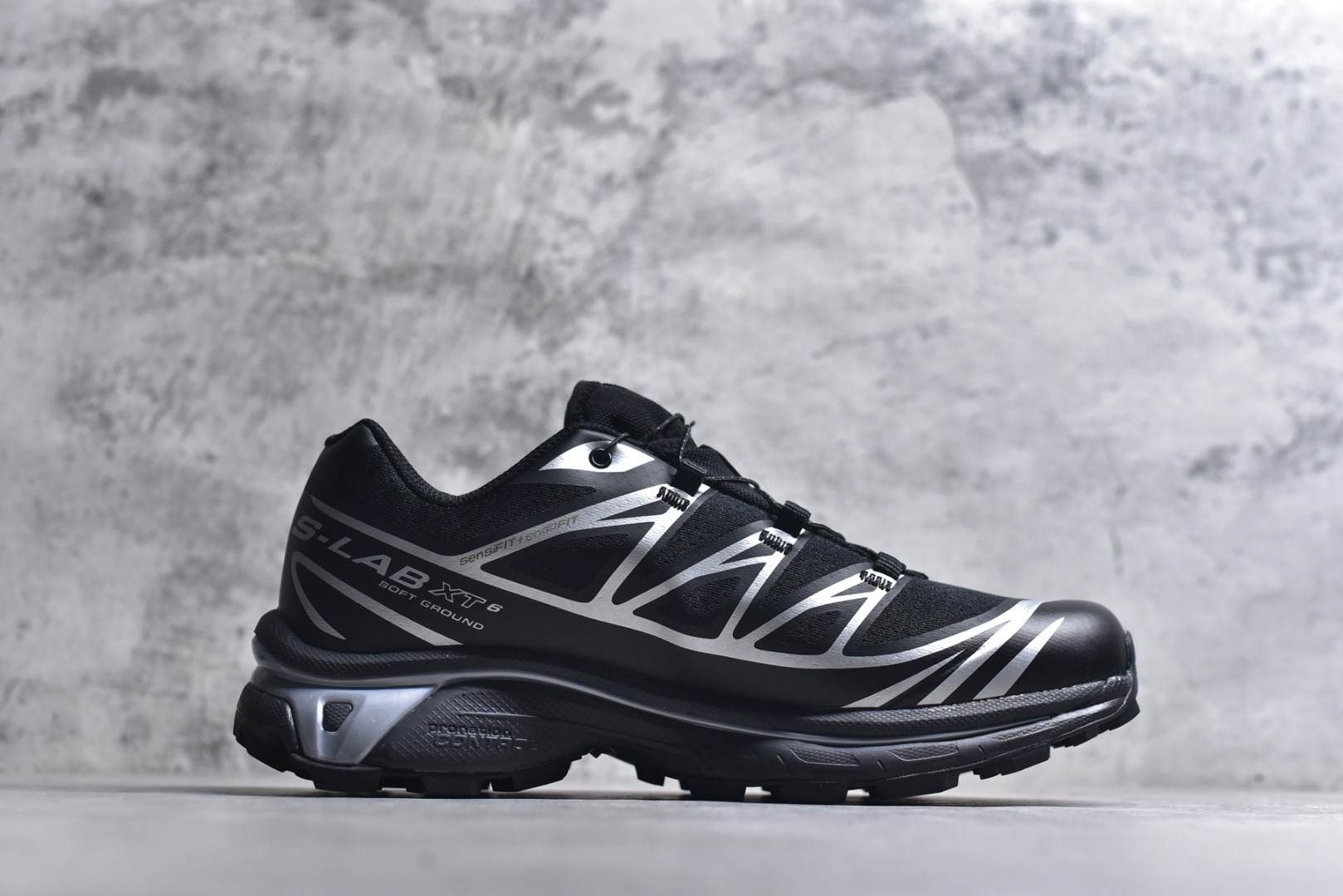图片[3]-#SALOMON XT-6 GTX 萨洛蒙潮流越野机能户外功能鞋 防水黑银 474506 全新版本出货 好货不怕晚 品质 细节 材料都是肉眼可以见！ 售前售后也是其它工厂无法匹敌！ 纯原外贸平台特供订单 耗时半年巨作 全套原纸板楦头开发 原厂特供网布配套加持 确保原汁原味 完美呈现版型 原档数据独家私模五层组合大底 原装Ortholite轻量化鞋垫 中底布带钢印编号 原厂TPU锁扣 进口港宝加持 后跟自然饱满 还原公司包裹性 鞋面以“锯齿”状的包裹系统呈现 在基色底之下加入了各种色点缀 Salomon 标签、Quicklace 系统以及鞋头、鞋舌和鞋跟上的附加品牌使细节更加完美 让穿着者可以轻松驾驭户外与通勤下的任何运动生活场景 无缝鞋身户外随意纵横 颜值与脚感兼备 出街通勤 绝对非常吸睛 你值得拥有 尺码：36 36.5 37.5 38 38.5 39 40 40.5 41 42 42.5 43 44 44.5 45-选品中心