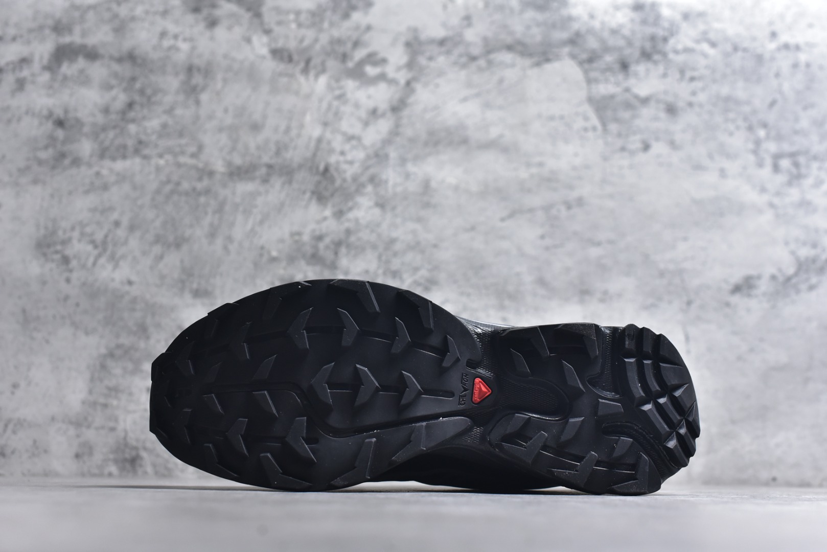 图片[6]-#SALOMON XT-6 GTX 萨洛蒙潮流越野机能户外功能鞋 防水黑银 474506 全新版本出货 好货不怕晚 品质 细节 材料都是肉眼可以见！ 售前售后也是其它工厂无法匹敌！ 纯原外贸平台特供订单 耗时半年巨作 全套原纸板楦头开发 原厂特供网布配套加持 确保原汁原味 完美呈现版型 原档数据独家私模五层组合大底 原装Ortholite轻量化鞋垫 中底布带钢印编号 原厂TPU锁扣 进口港宝加持 后跟自然饱满 还原公司包裹性 鞋面以“锯齿”状的包裹系统呈现 在基色底之下加入了各种色点缀 Salomon 标签、Quicklace 系统以及鞋头、鞋舌和鞋跟上的附加品牌使细节更加完美 让穿着者可以轻松驾驭户外与通勤下的任何运动生活场景 无缝鞋身户外随意纵横 颜值与脚感兼备 出街通勤 绝对非常吸睛 你值得拥有 尺码：36 36.5 37.5 38 38.5 39 40 40.5 41 42 42.5 43 44 44.5 45-选品中心