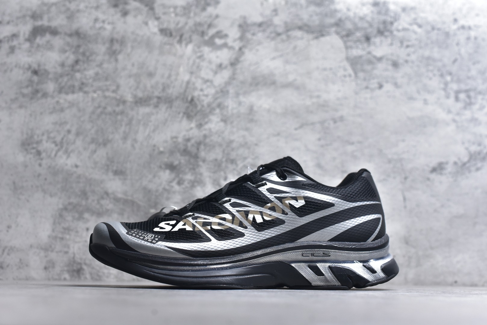 #MM6马吉拉 x Salomon 萨洛蒙Spectur 2系列 情侣款 网面 厚底 休闲 运动鞋 户外 跑鞋 491070 Margiela 与 SALOMON 合作的2025春夏系列鞋款，以公路跑鞋Spectur 2为基础，鞋面采用大孔网眼材质搭配同色系压胶与裁片，鞋侧有双方品牌标识，材质涵盖聚酯纤维、聚氨酯、橡胶等；它搭载全长碳纤维板 Energy Blade 与 Energy Foam缓震系统，后掌加厚加宽，兼具推进力、缓震回弹与稳定性 ▪️面料： 原版进口透气网面 ▪️内里：原版进口透气网里 ▪️鞋底：原版开模超轻发泡大底 ▪️底厚：4.5CM ▪️尺码： 36-46.5-选品中心