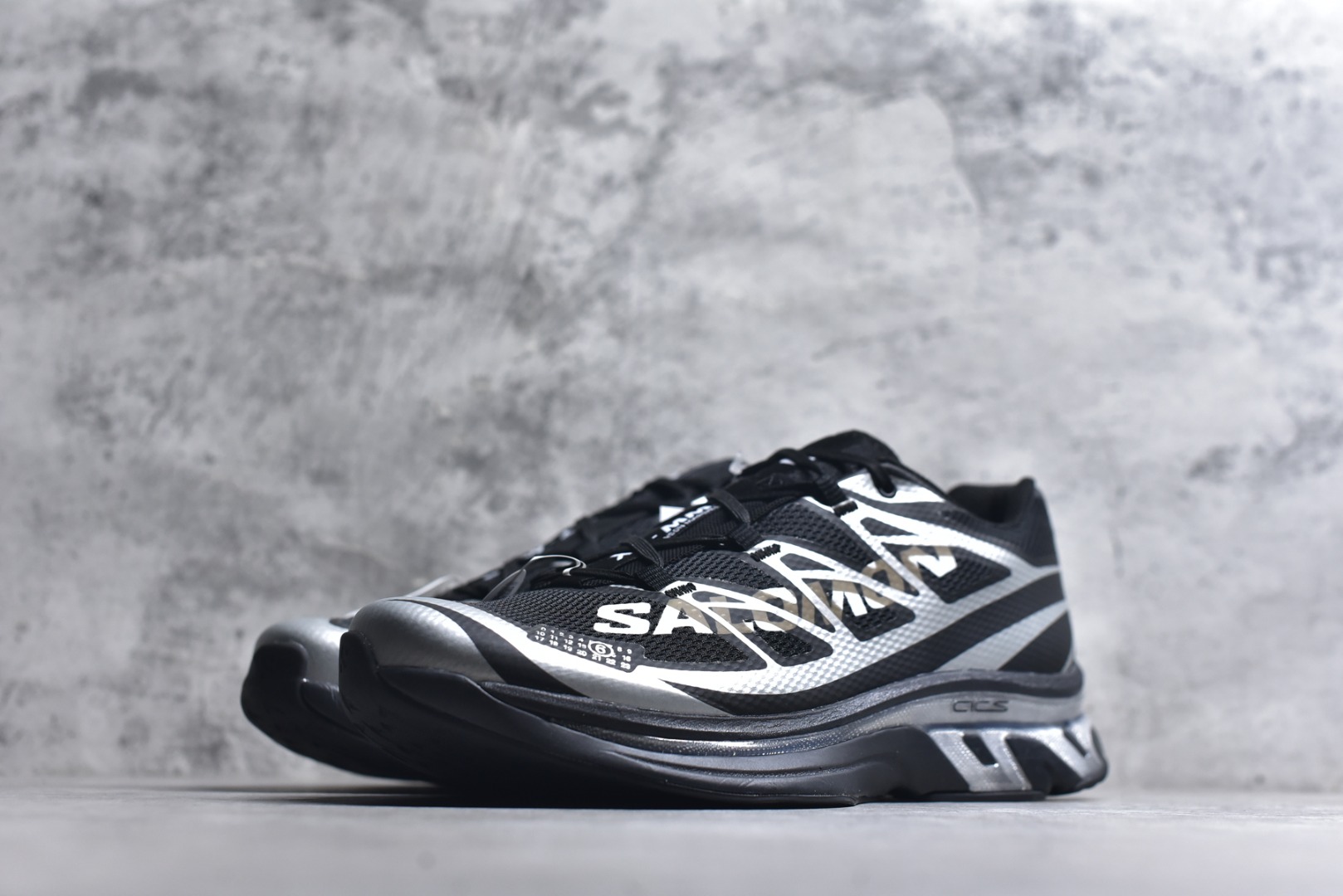 图片[2]-#MM6马吉拉 x Salomon 萨洛蒙Spectur 2系列 情侣款 网面 厚底 休闲 运动鞋 户外 跑鞋 491070 Margiela 与 SALOMON 合作的2025春夏系列鞋款，以公路跑鞋Spectur 2为基础，鞋面采用大孔网眼材质搭配同色系压胶与裁片，鞋侧有双方品牌标识，材质涵盖聚酯纤维、聚氨酯、橡胶等；它搭载全长碳纤维板 Energy Blade 与 Energy Foam缓震系统，后掌加厚加宽，兼具推进力、缓震回弹与稳定性 ▪️面料： 原版进口透气网面 ▪️内里：原版进口透气网里 ▪️鞋底：原版开模超轻发泡大底 ▪️底厚：4.5CM ▪️尺码： 36-46.5-选品中心