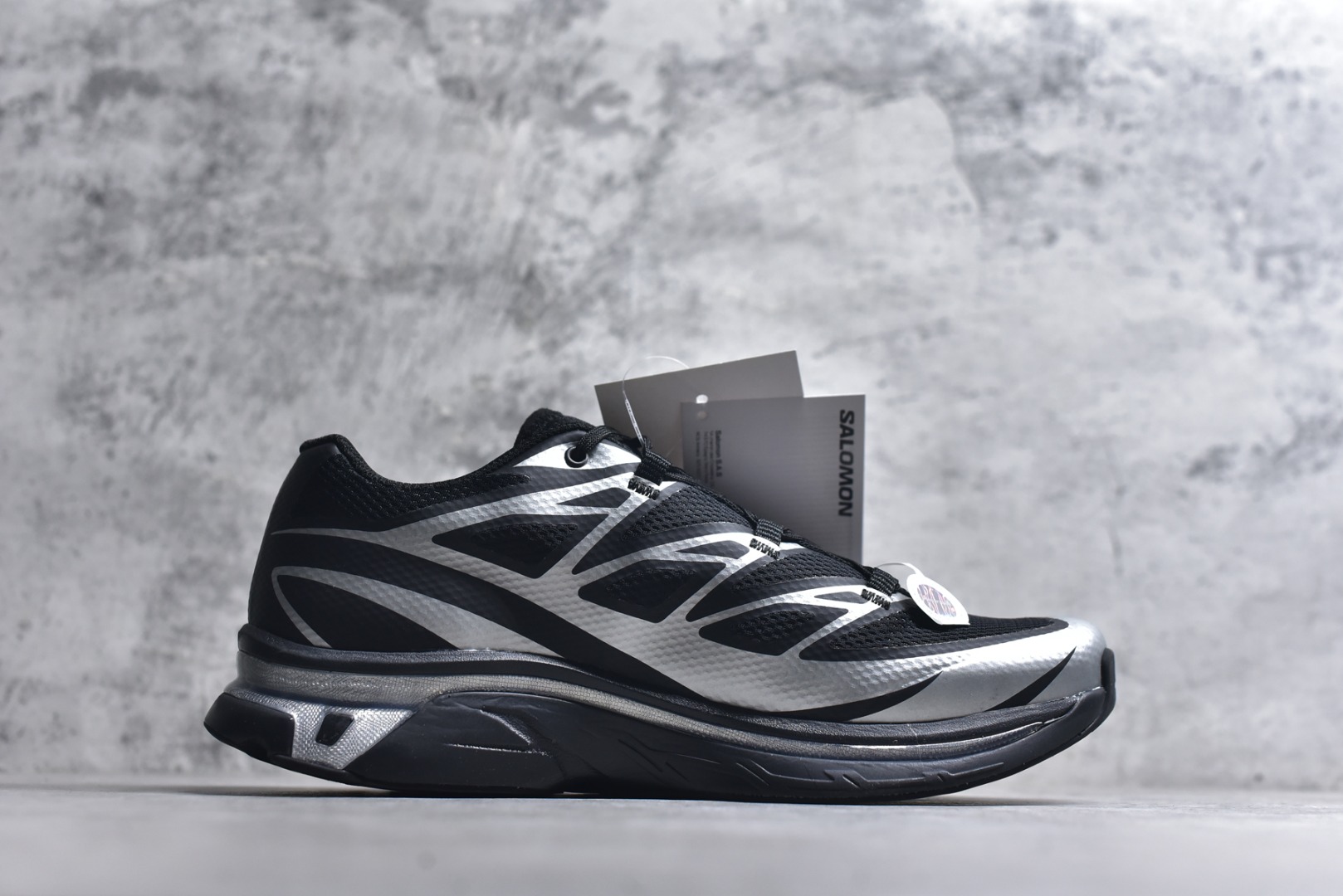 图片[3]-#MM6马吉拉 x Salomon 萨洛蒙Spectur 2系列 情侣款 网面 厚底 休闲 运动鞋 户外 跑鞋 491070 Margiela 与 SALOMON 合作的2025春夏系列鞋款，以公路跑鞋Spectur 2为基础，鞋面采用大孔网眼材质搭配同色系压胶与裁片，鞋侧有双方品牌标识，材质涵盖聚酯纤维、聚氨酯、橡胶等；它搭载全长碳纤维板 Energy Blade 与 Energy Foam缓震系统，后掌加厚加宽，兼具推进力、缓震回弹与稳定性 ▪️面料： 原版进口透气网面 ▪️内里：原版进口透气网里 ▪️鞋底：原版开模超轻发泡大底 ▪️底厚：4.5CM ▪️尺码： 36-46.5-选品中心